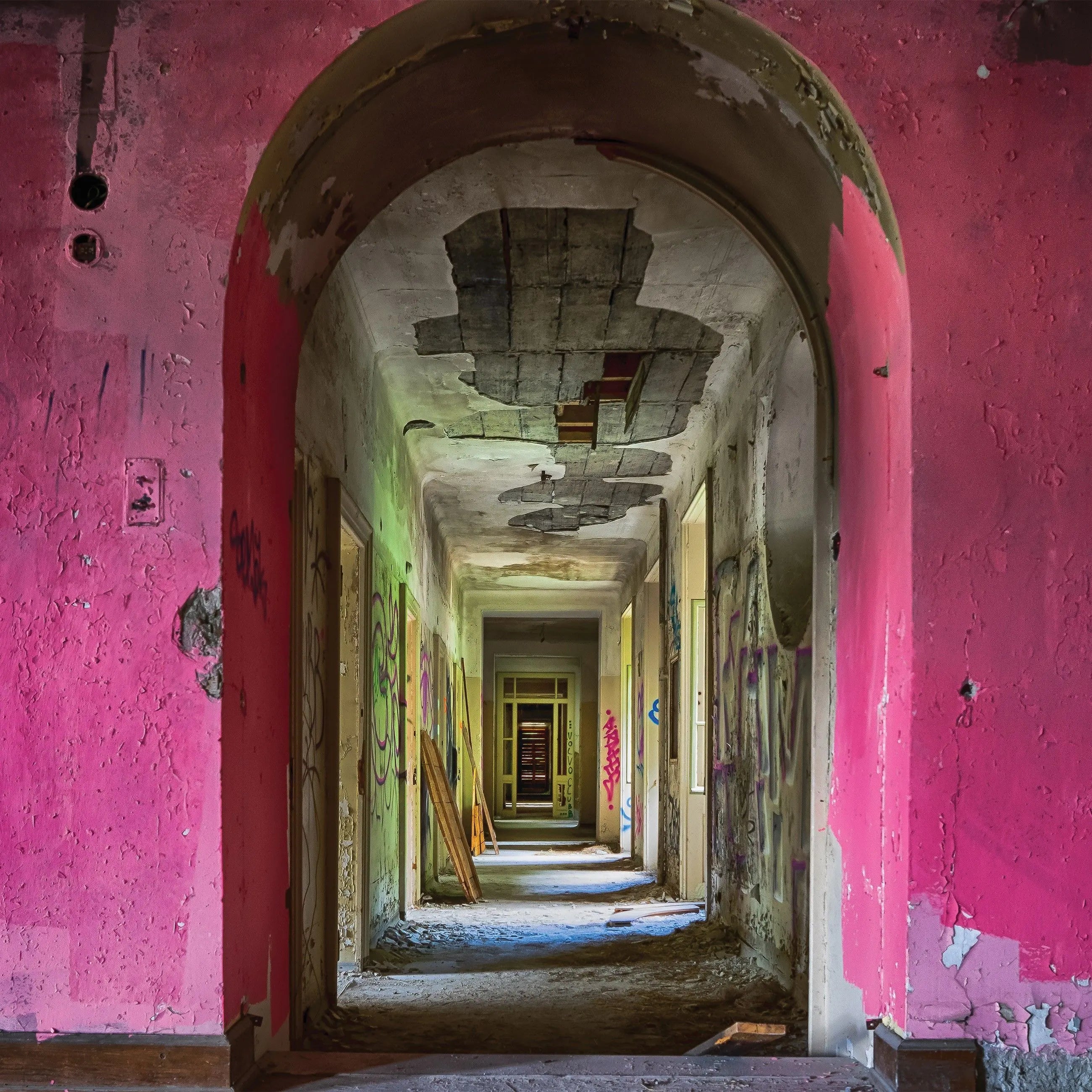 Billede 7 af Fototapet - Forladt korridor med buet loft og pink vægge