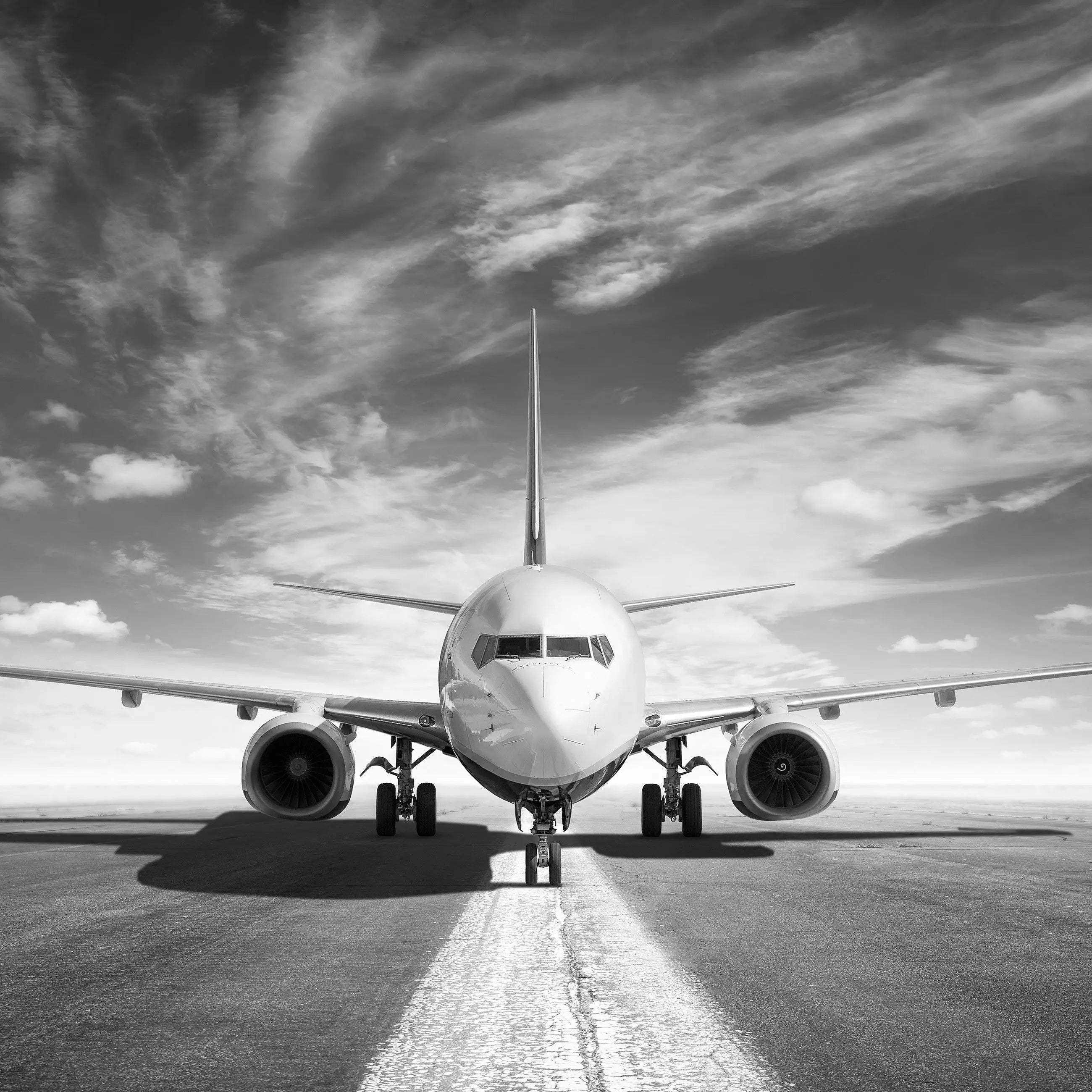 Billede 10 af Fototapet - Front af passagerfly på landingsbane i sort-hvid