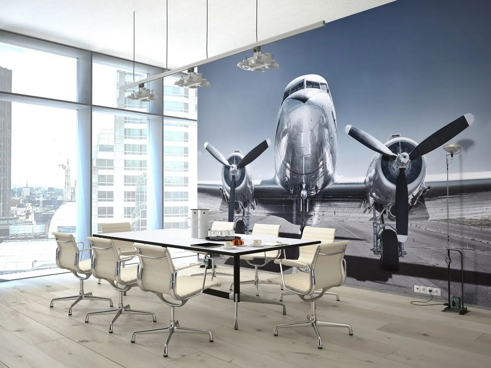 Billede 4 af Fototapet - Front af sølvfarvet Douglas DC-3 propelfly på landingsbane