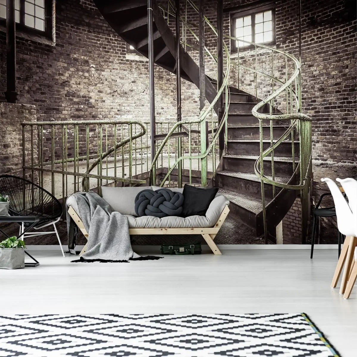 Billede 2 af Fototapet - Gammel spiraltrappe med grønt gelænder i murstensrum