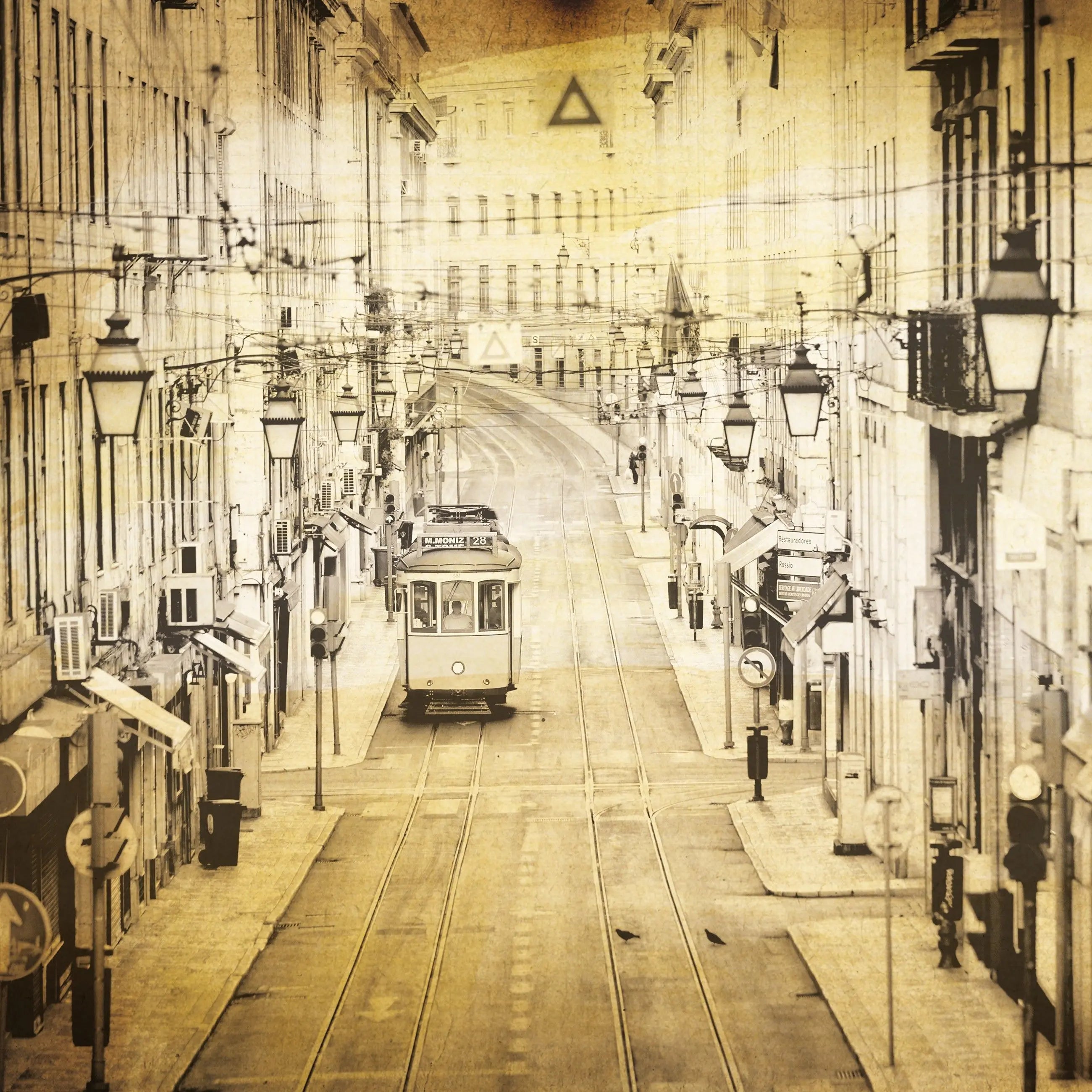 Billede 6 af Fototapet - Gammel sporvogn i smal gade i Lissabon, Portugal