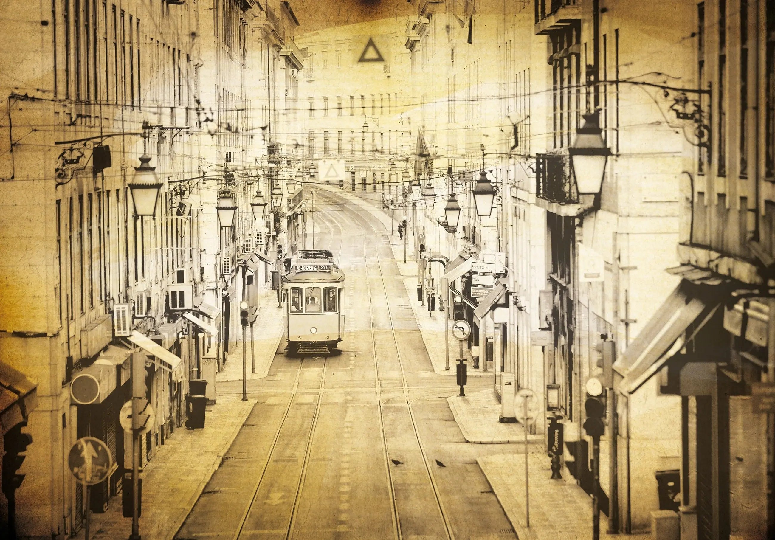 Billede 7 af Fototapet - Gammel sporvogn i smal gade i Lissabon, Portugal