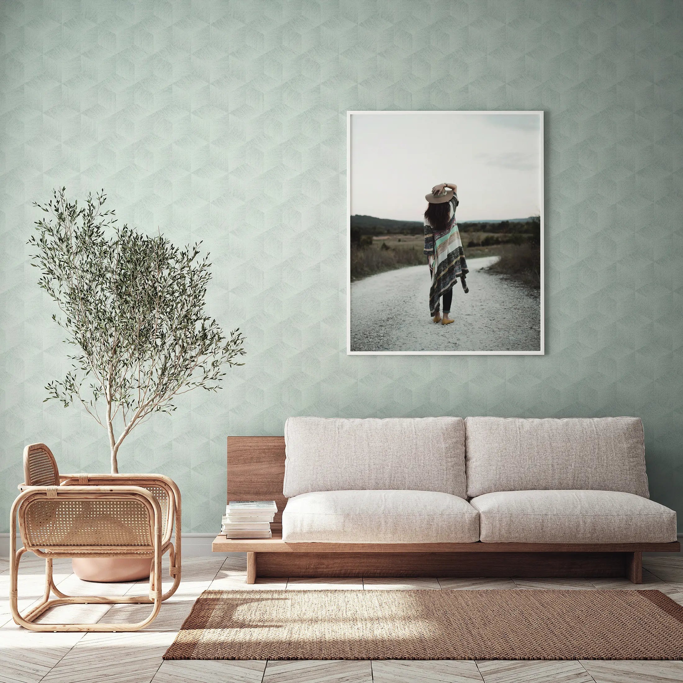 Interiørbillede med Geometric Depth - Frosted White tapet i stue, bag en sofa og en stol, illustrerende det elegante geometriske design fra Nicetapet.dk.