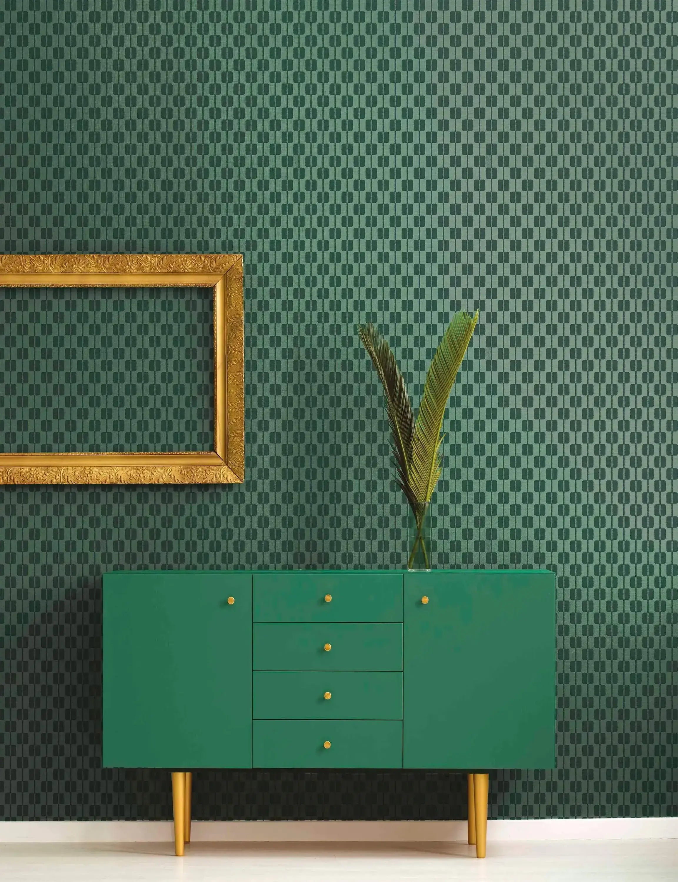 Geometric Grid tapet anvendt i en moderne stueindretning med guld ramme og grøn skænk.