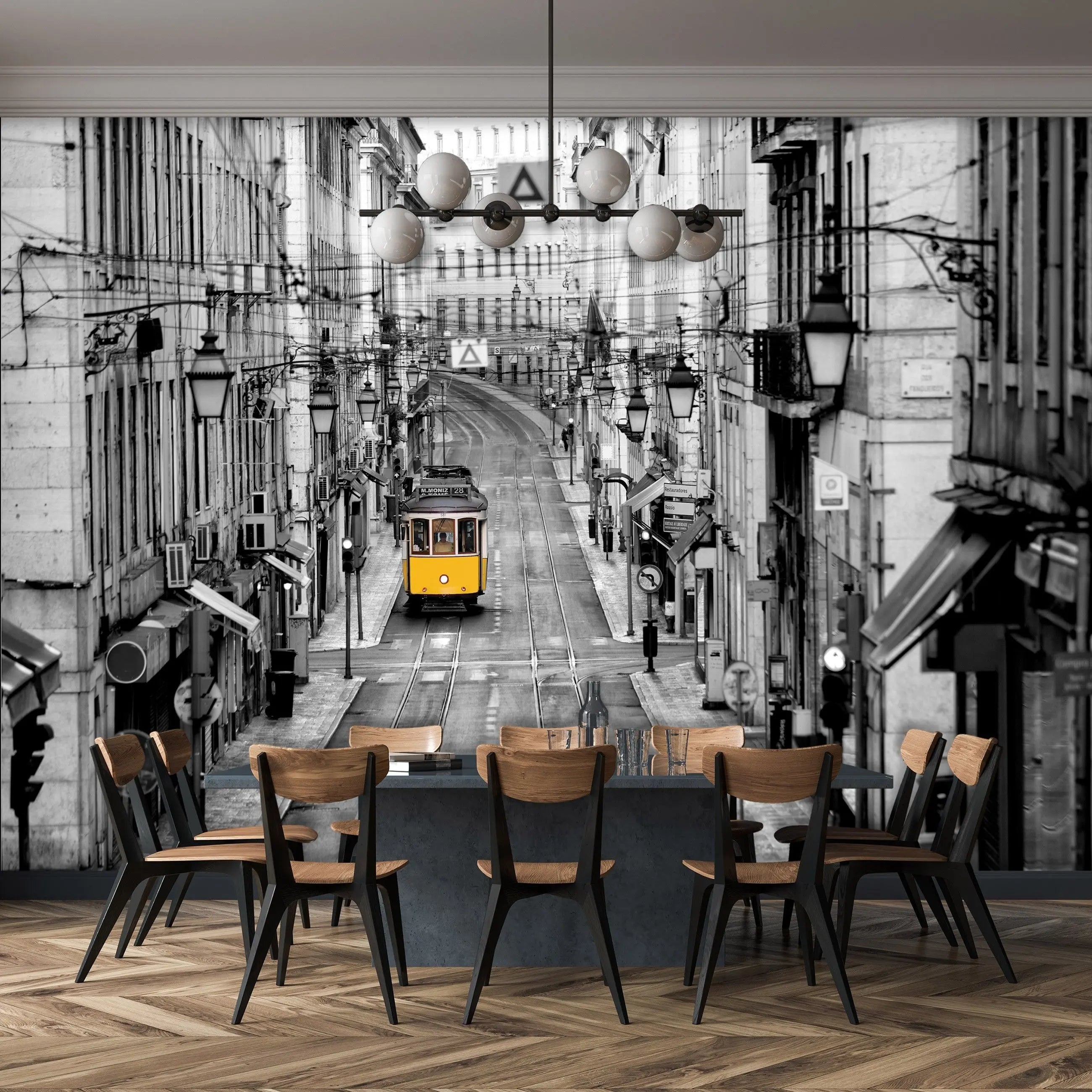 Billede 11 af Fototapet - Gul sporvogn på tom gade i sort-hvidt bybillede