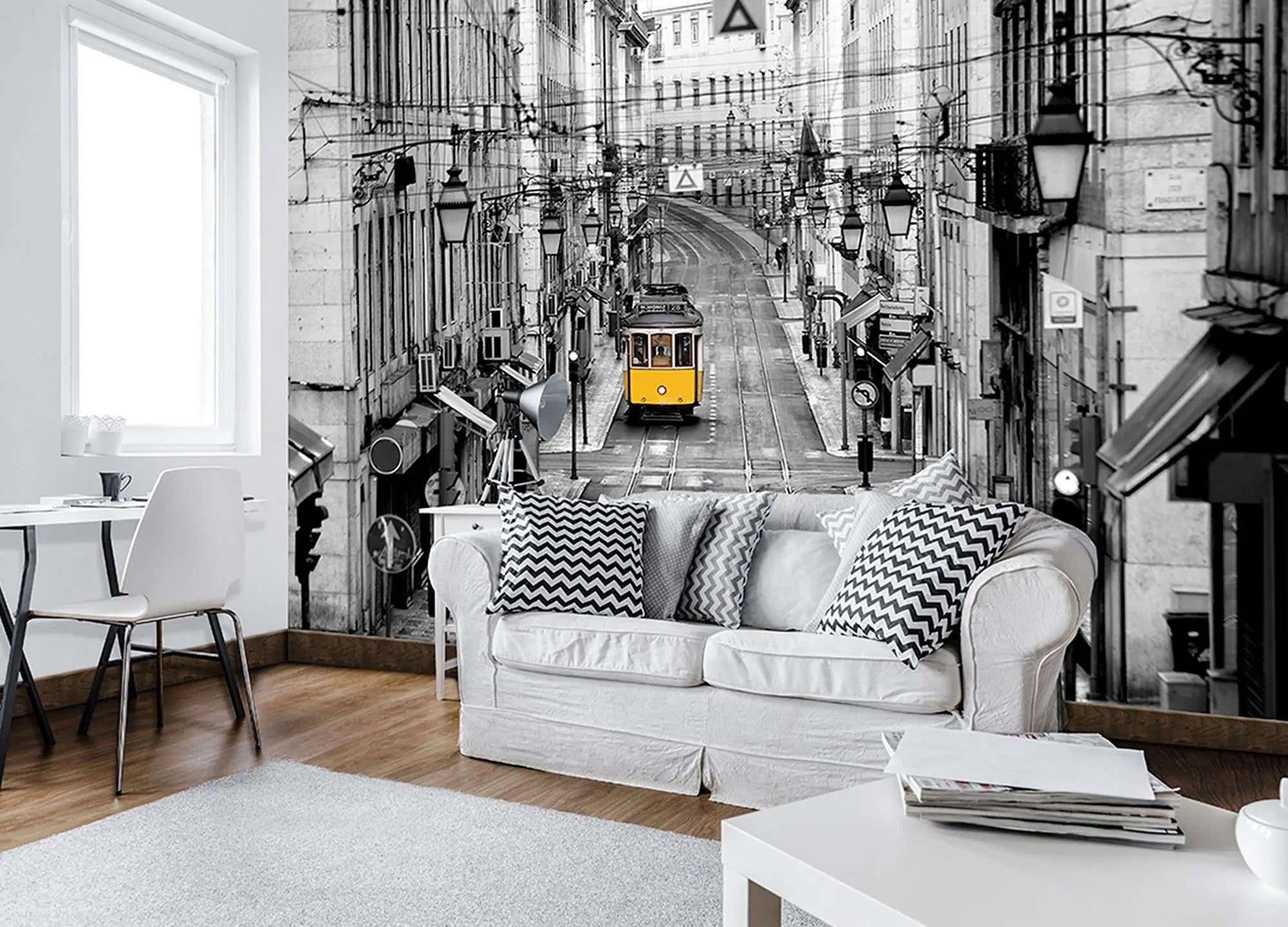 Billede 2 af Fototapet - Gul sporvogn på tom gade i sort-hvidt bybillede