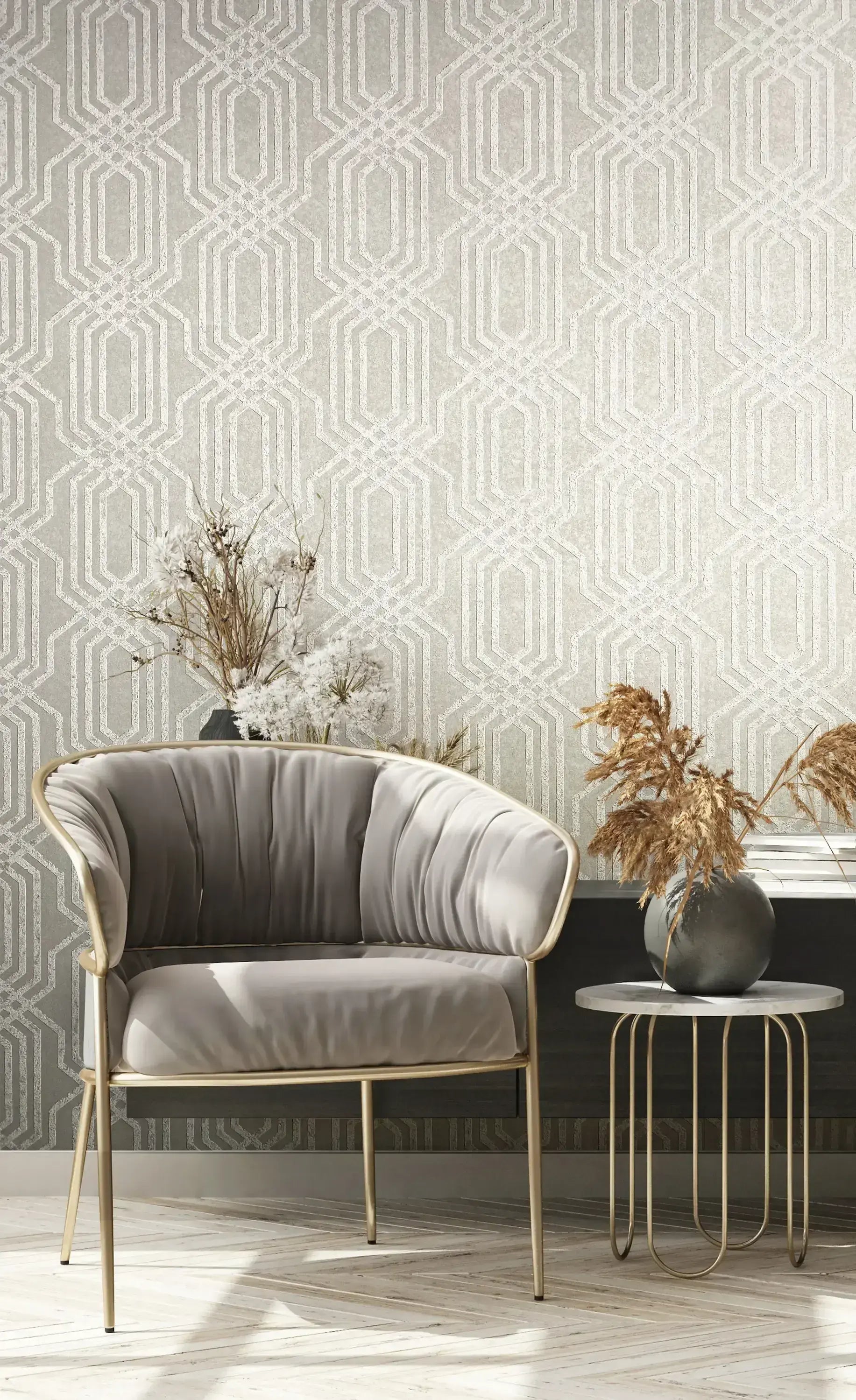 Stueindretning med Habitat Echo - Drift tapet. Mønstret tapet bag en grå stol og små borde med dekorationer.