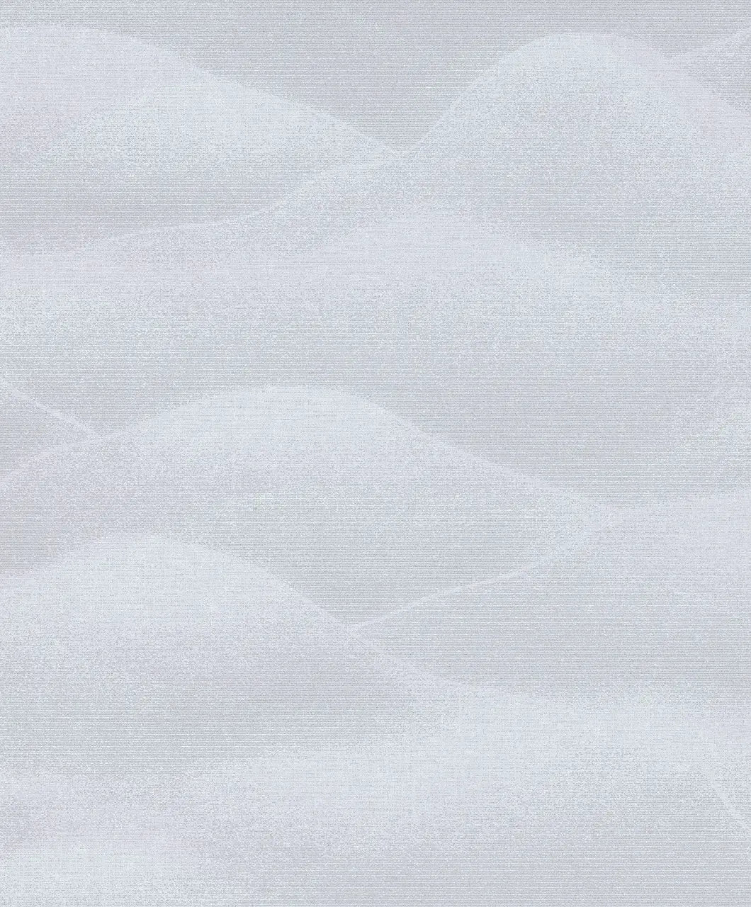 Tæt på detalje af Habitat Ripple - Haze tapetet med et blødt bølgende mønster i lysegrå nuancer.