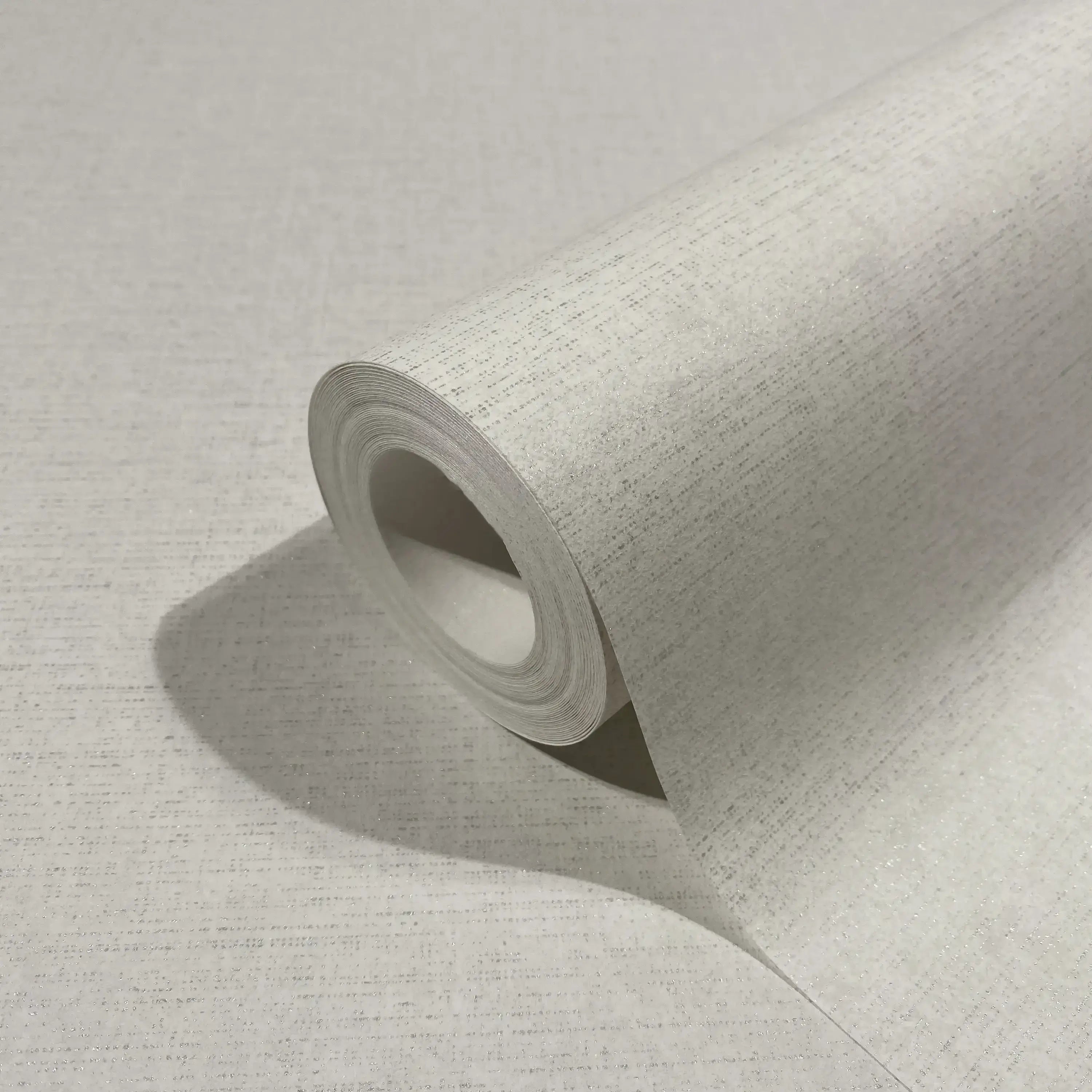 Rulle af tapet med Habitat Weave - Breeze design, der viser strukturen og farverne tydeligt.