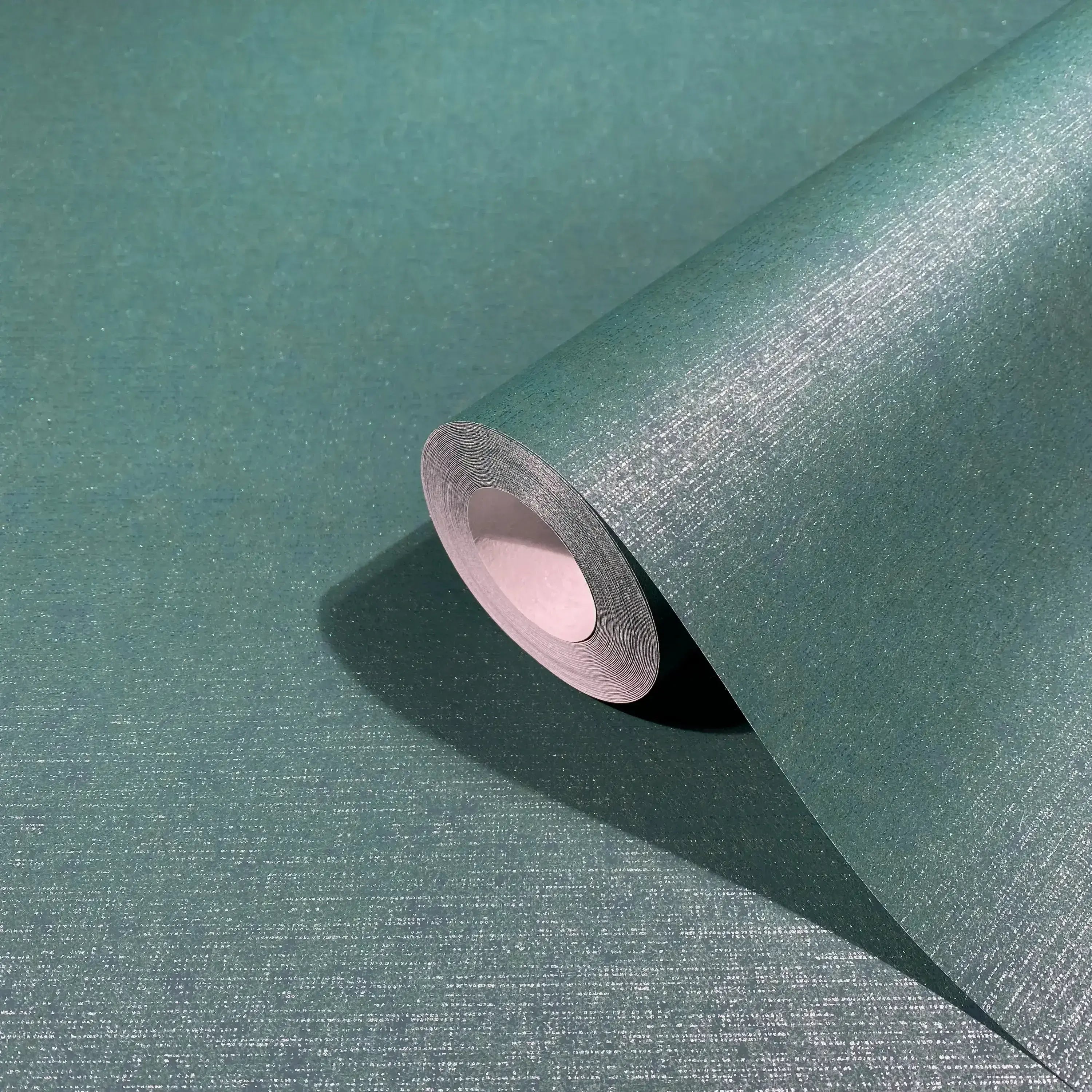 Visning af Habitat Weave - Ocean som tapetrulle med detaljeret struktur i oceanblå.