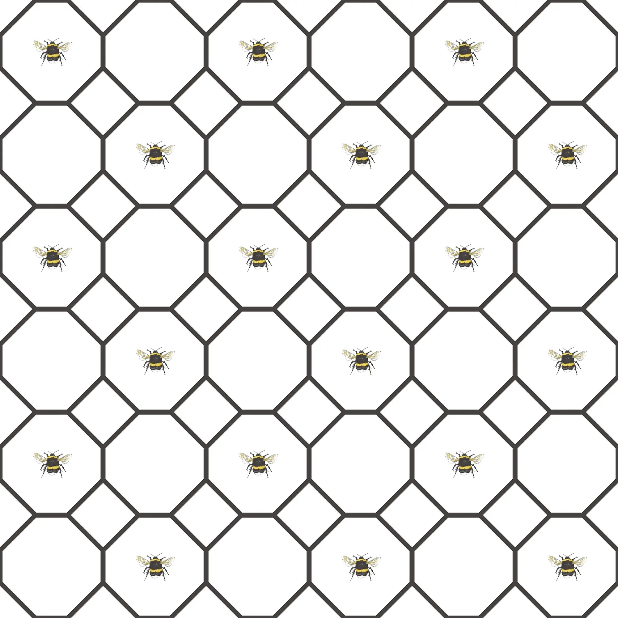 Billede af Honeycomb - Bumble tapetmønster med geometriske sekskanter og små bier, der skaber et repetitivt mønster på en hvid baggrund.