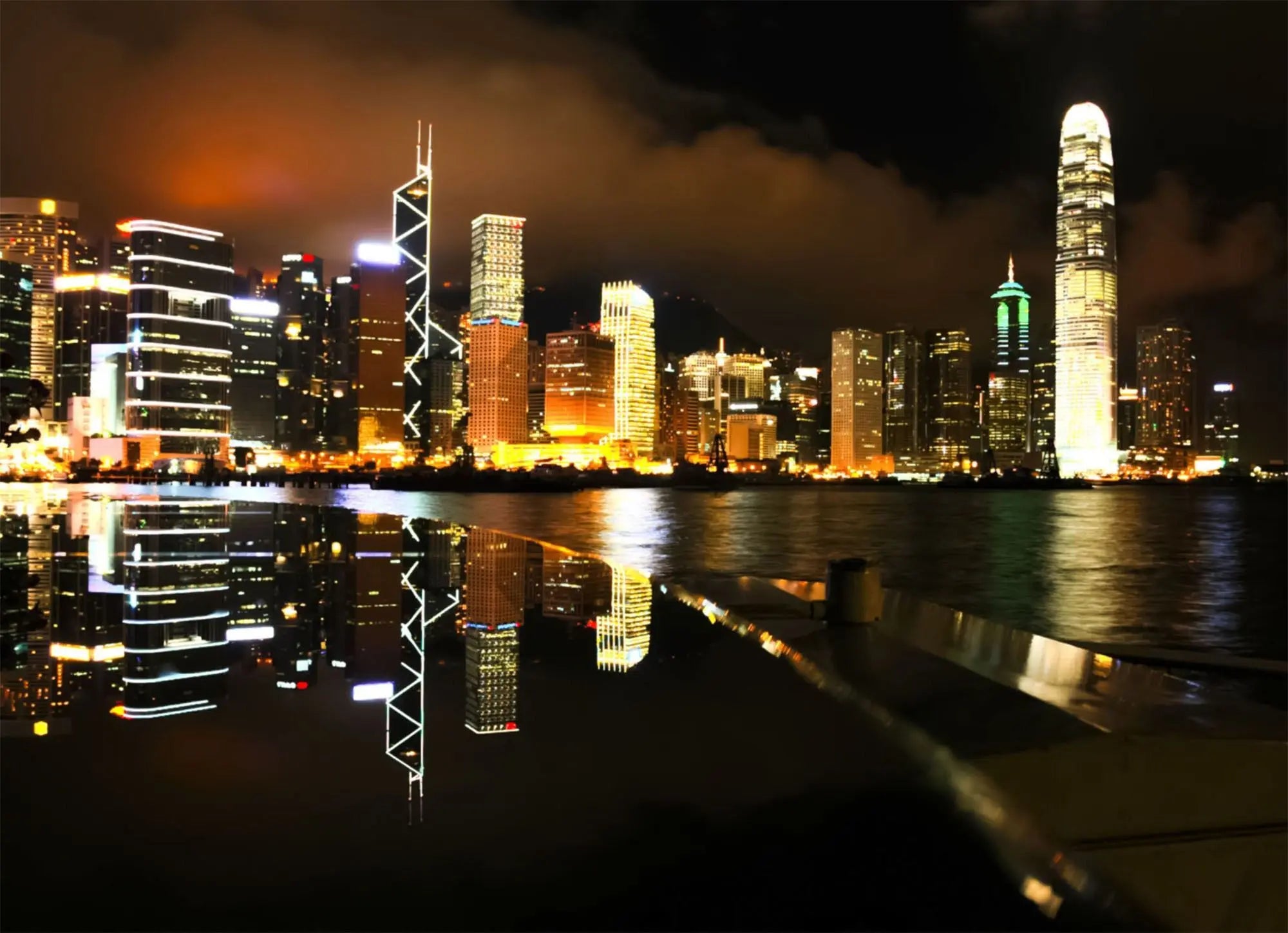 Billede 1 af Fototapet - Hongkong Skyskrabere med Nattelys Refleksion i Vand