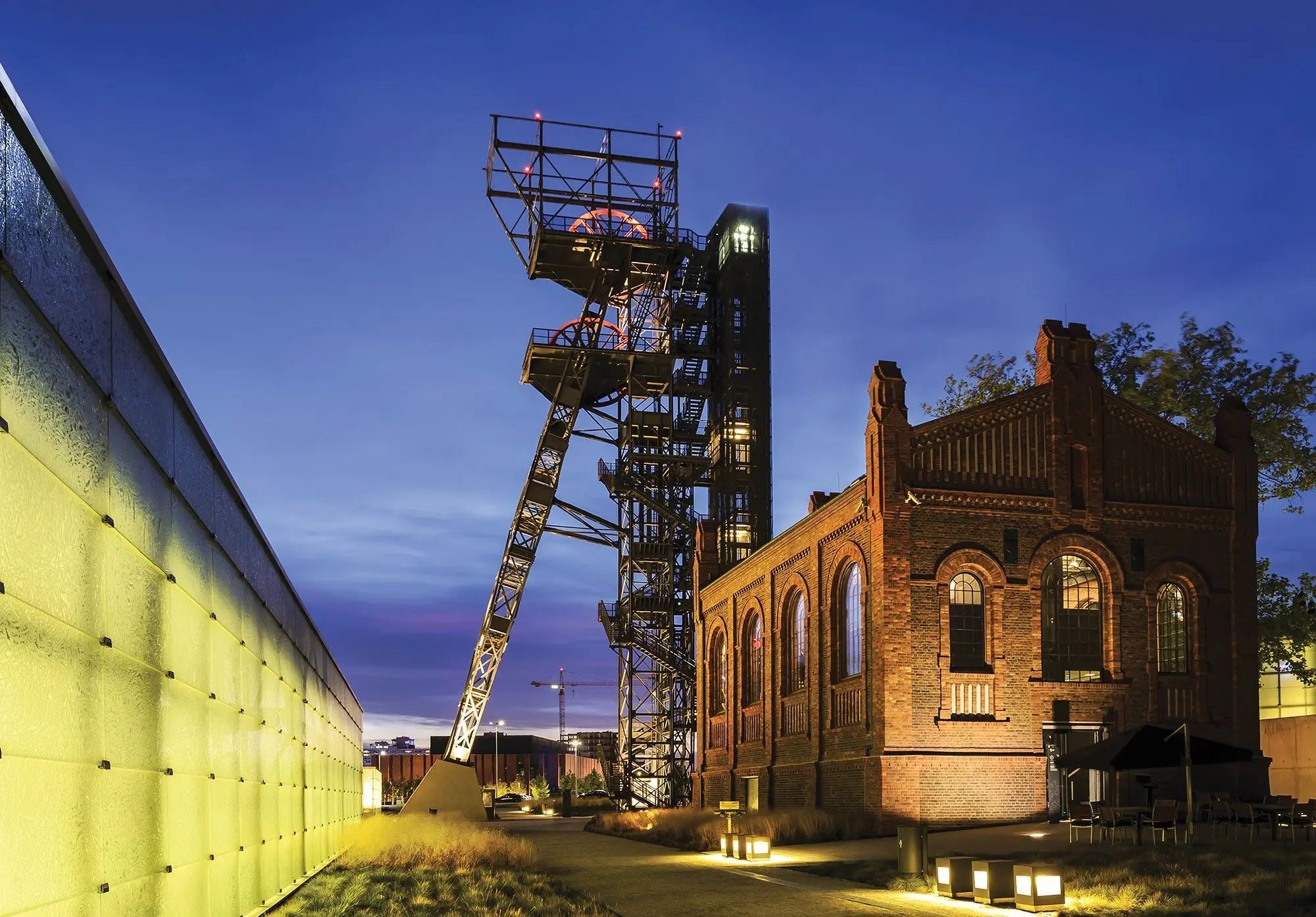 Billede 1 af Fototapet - Industribygning og stålkonstruktion om aftenen