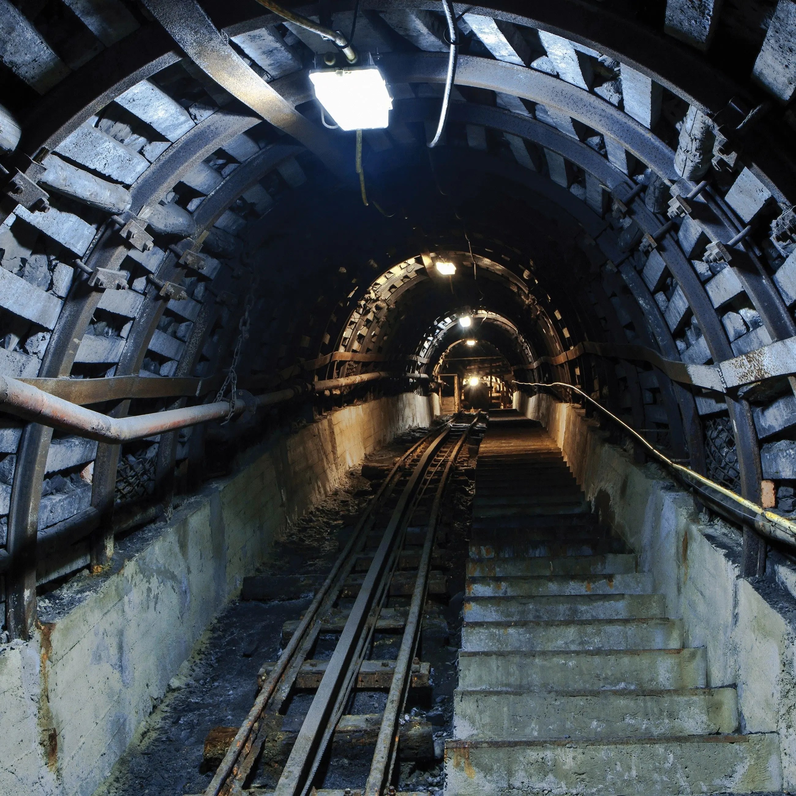 Billede 8 af Fototapet - Industriel underjordisk minegang med skinner