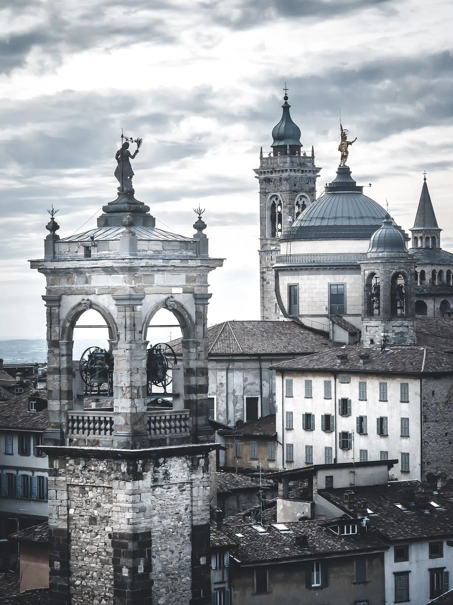 Billede 1 af Fototapet - Kirkespir og tagrygge i Bergamo, Italien