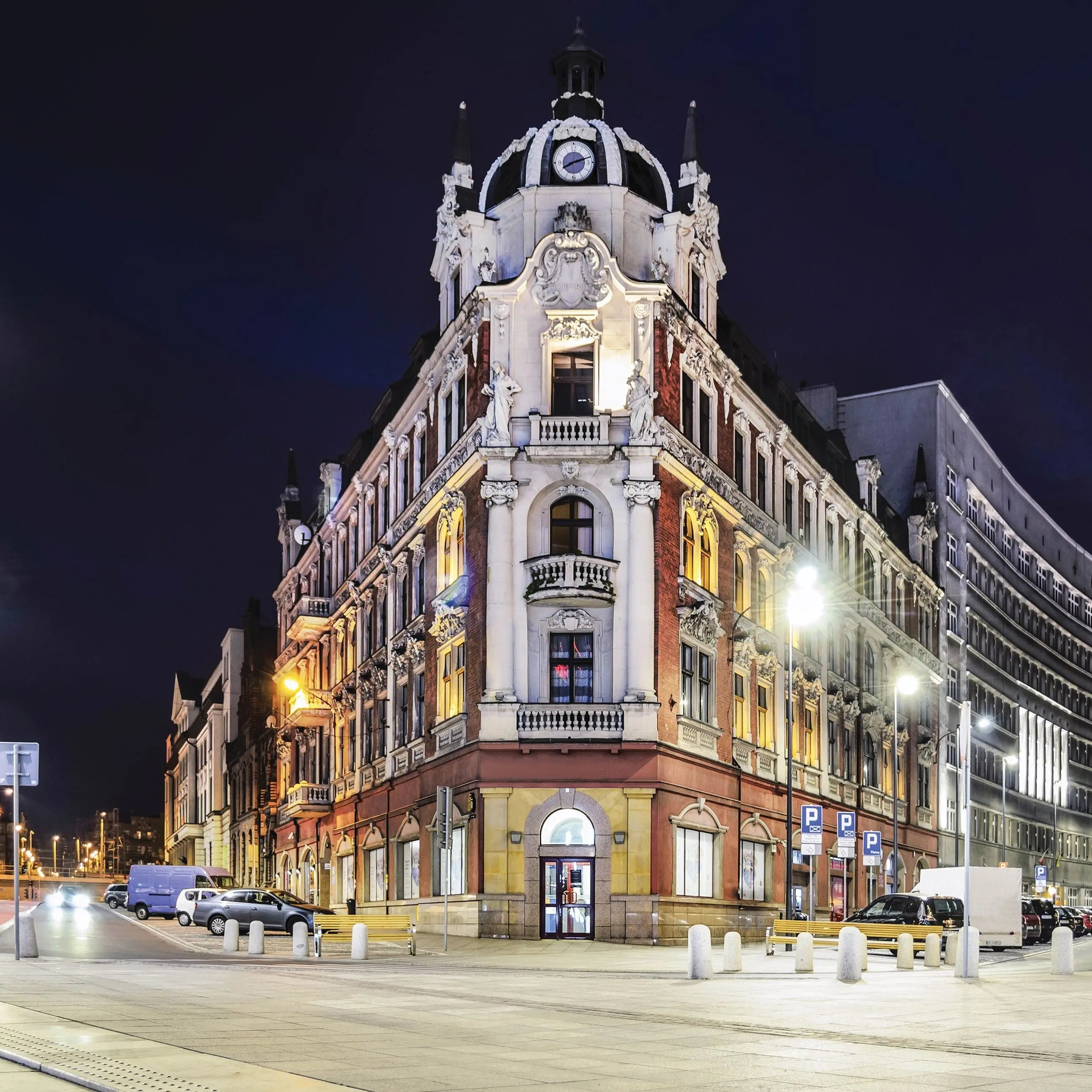 Billede 6 af Fototapet - Klassisk bygning på gadehjørne om natten med gadelys