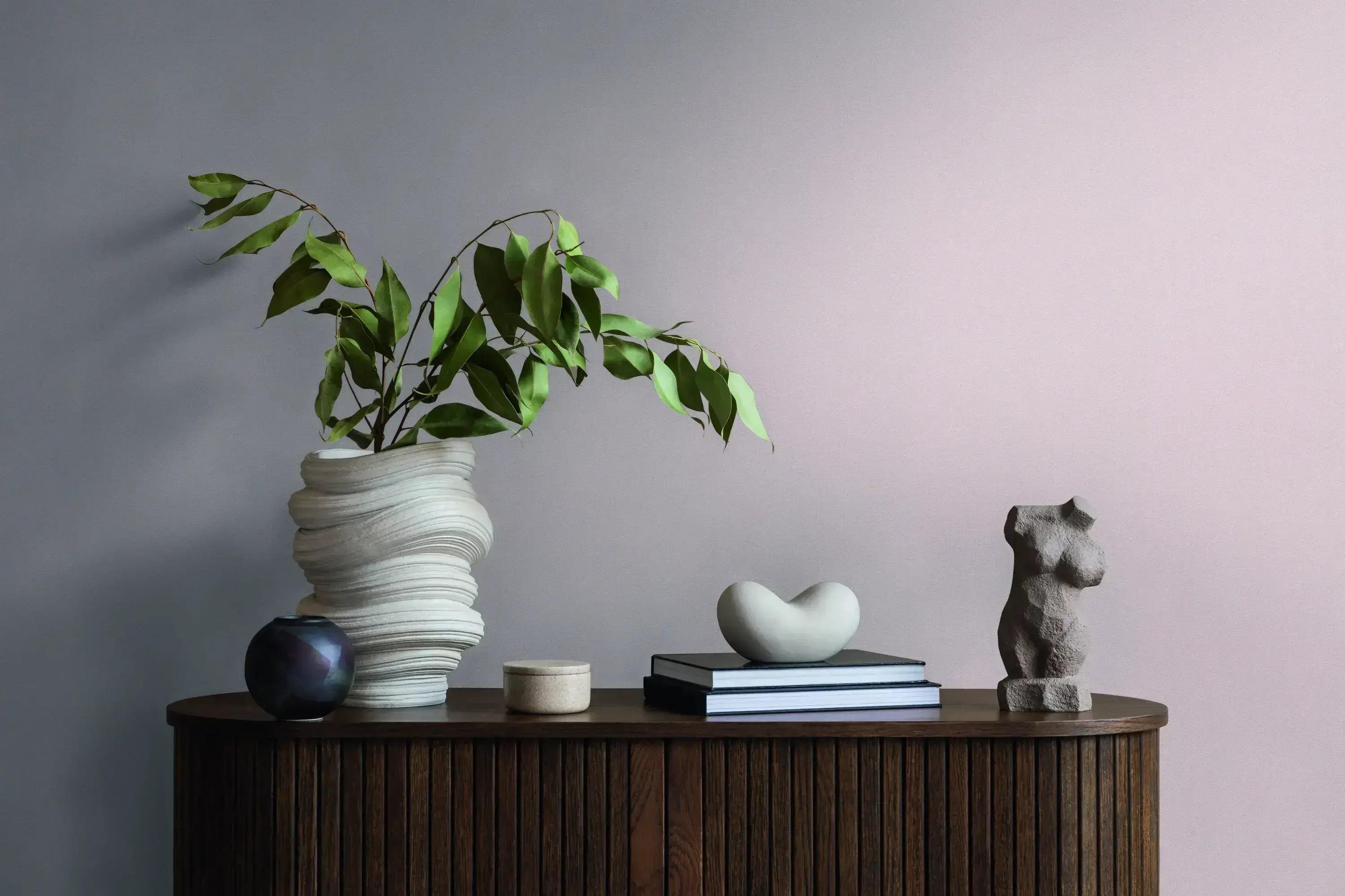 Linen Elegance - Aqua tapet i et moderne indretningsmiljø med grønne planter, bøger og kunstgenstande på et træmøbel.