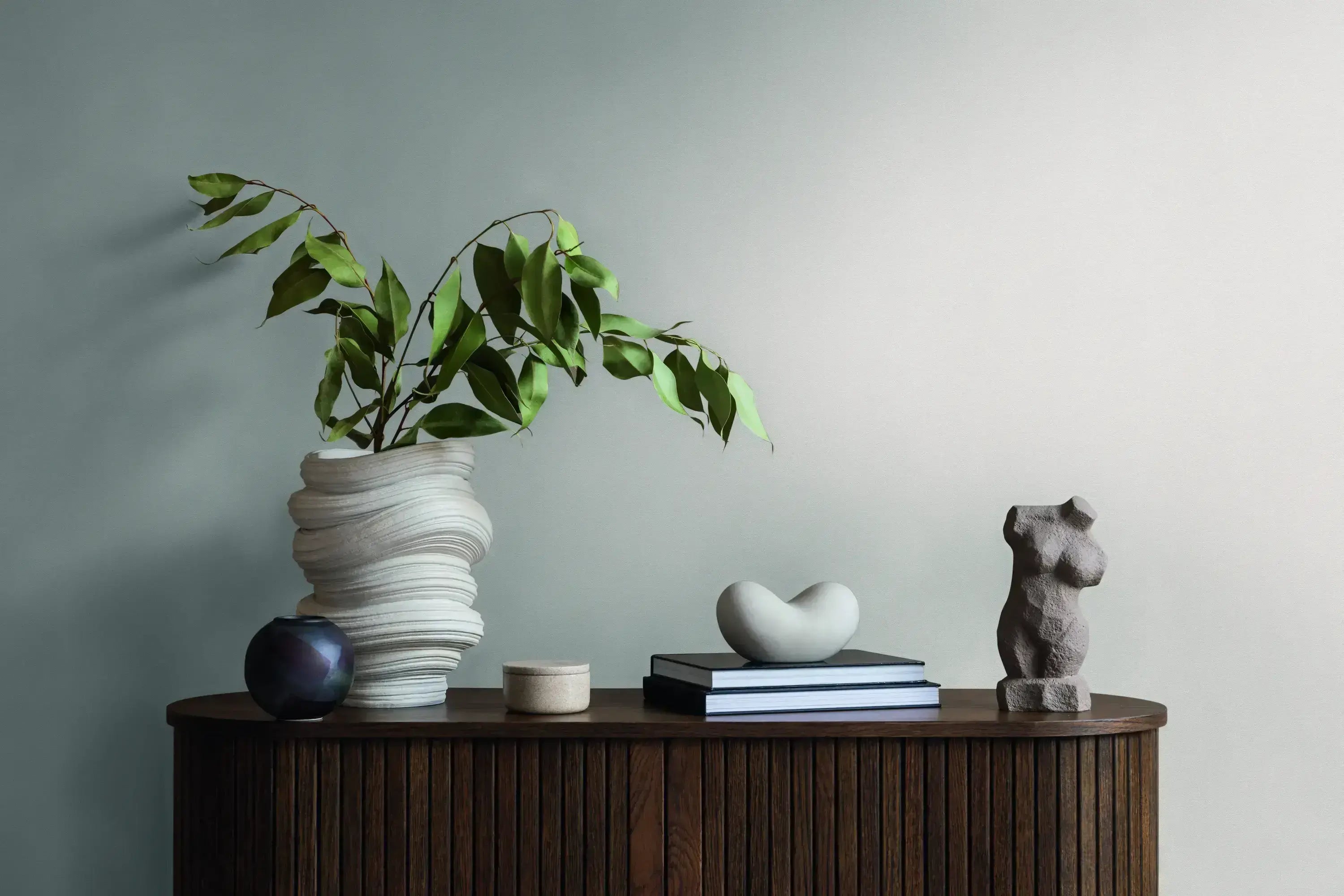 Linen Elegance - Dust tapet brugt i moderne indretning med planter og bøger på Nicetapet.dk.