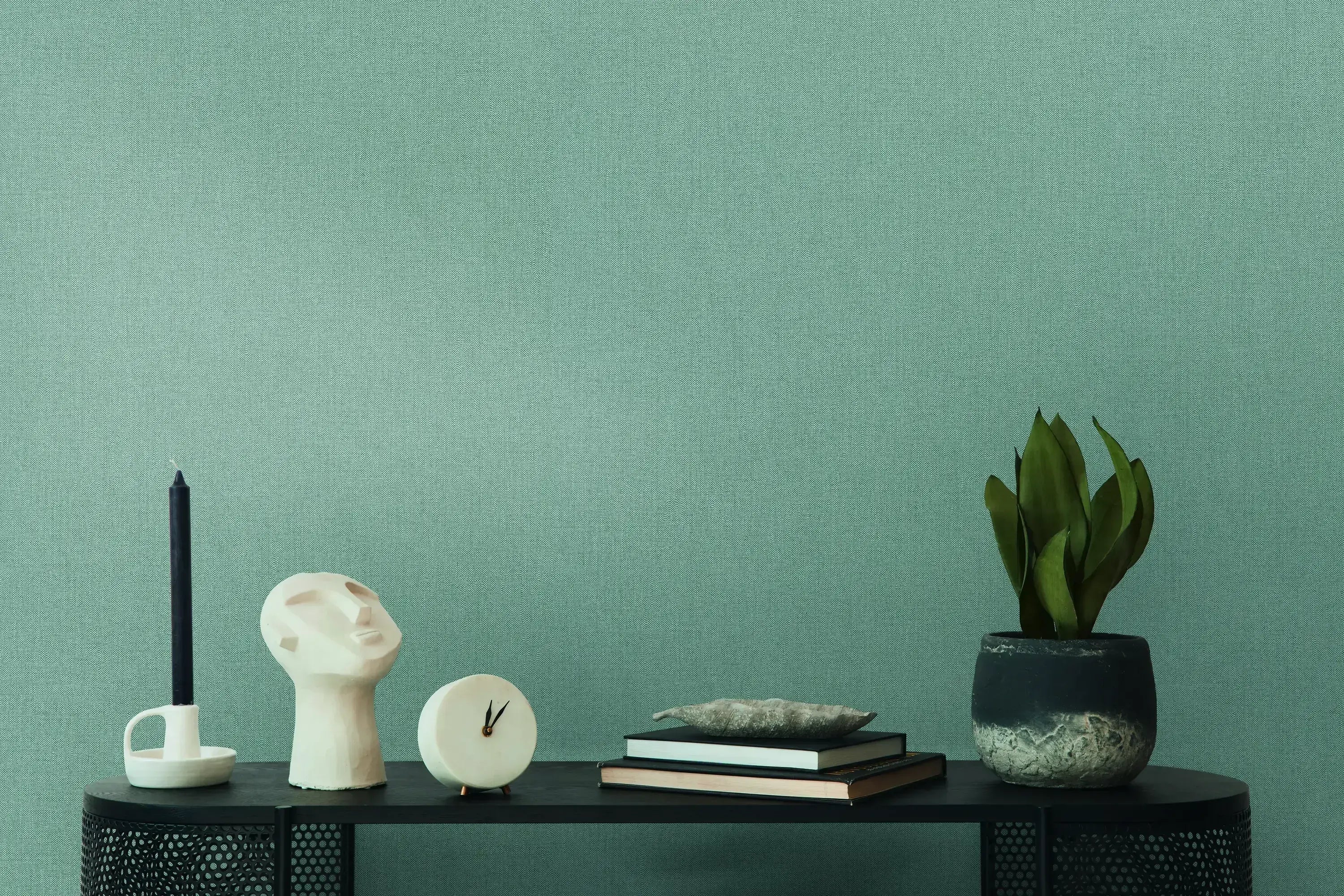 Interiørbillede med Linen Elegance - Seafoam tapet, dekoreret med planter og dekorative genstande hos Nicetapet.dk.