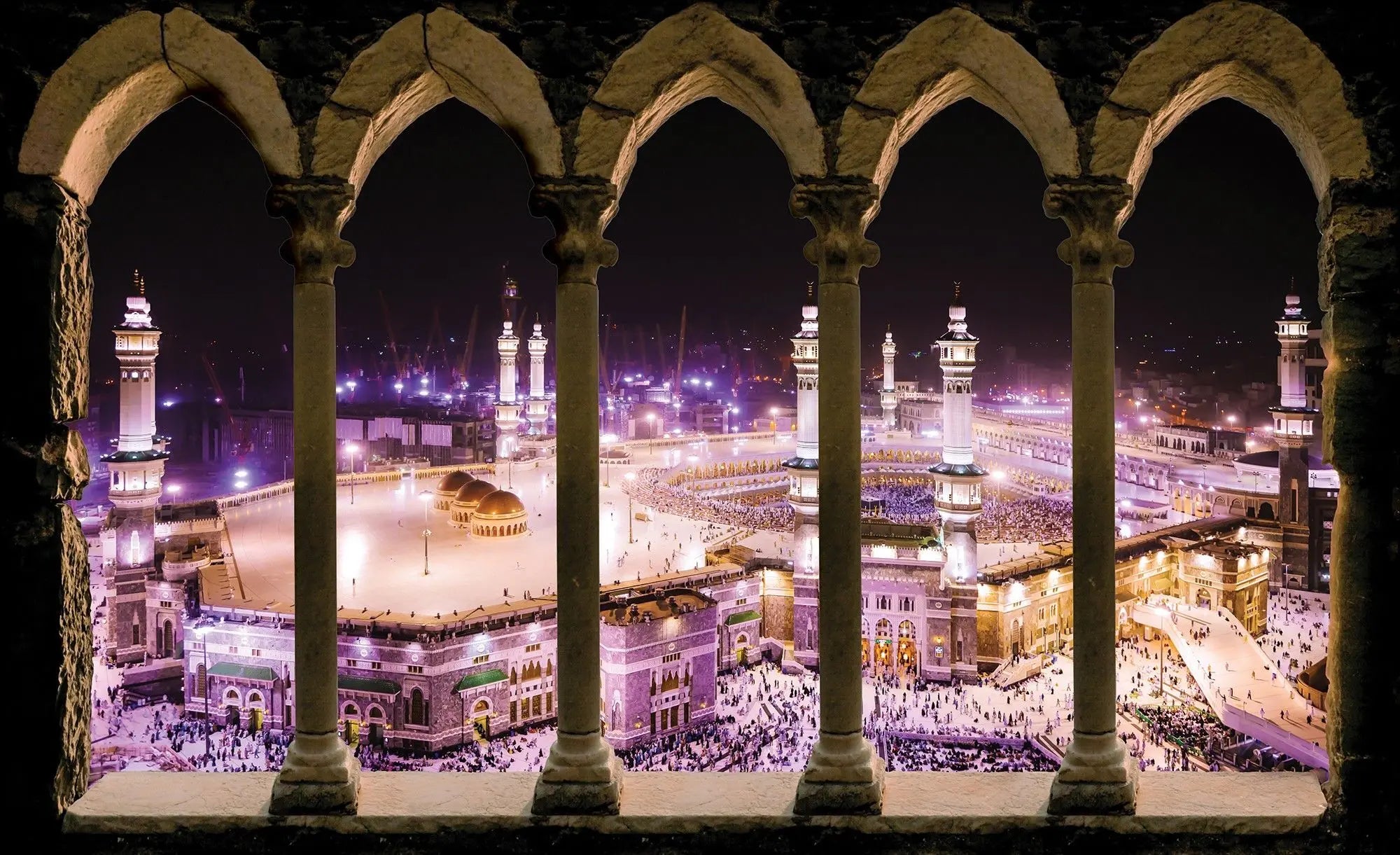 Billede 1 af Fototapet - Masjid al-Haram om natten set gennem buerne