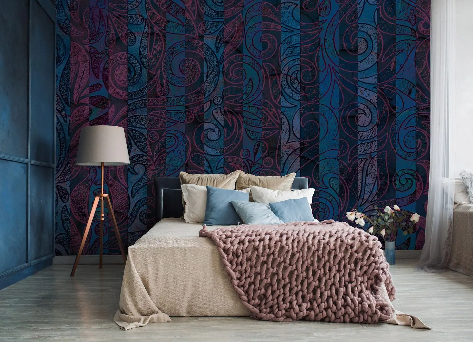 Billede 3 af Fototapet - Mørkeblåt og magentafarvet mønster med snirkler