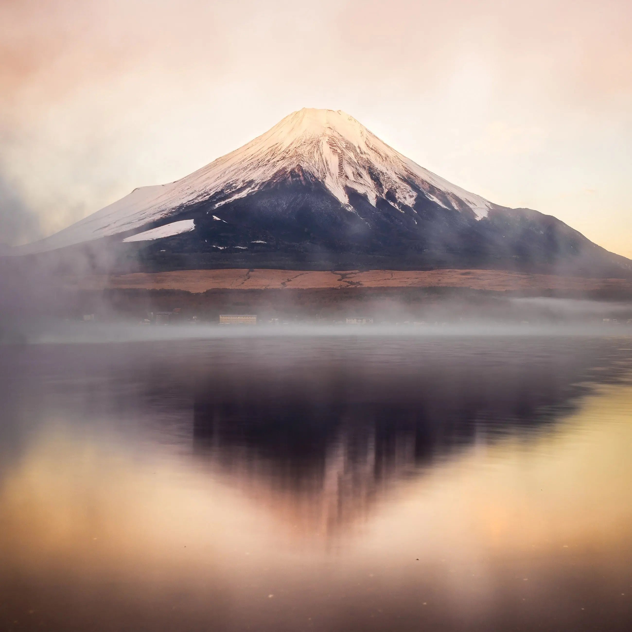 Billede 8 af Fototapet - Mount Fuji med sneklædt top og spejling i søen