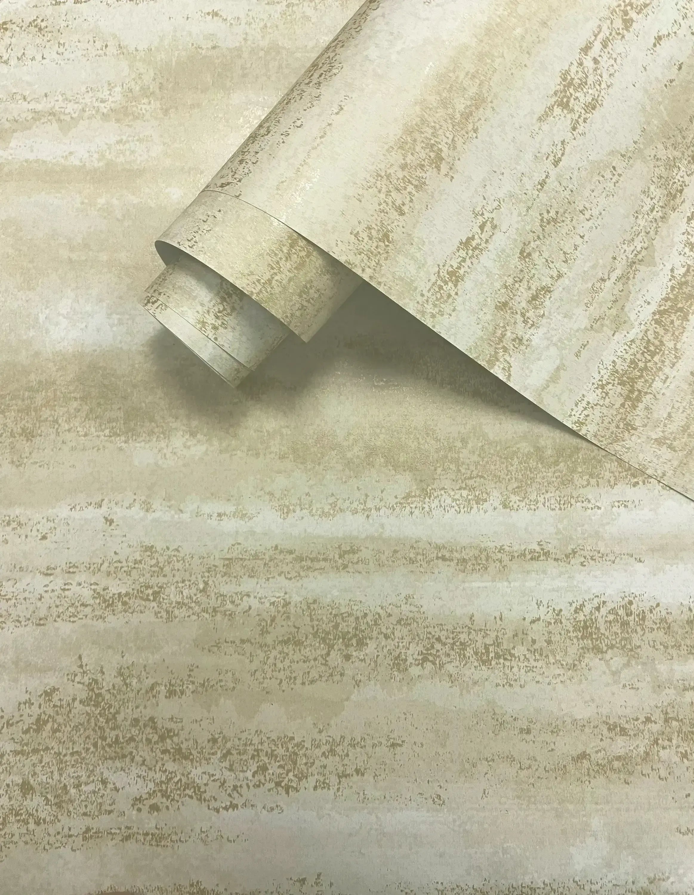 Billedet viser en rulle af Niebla - Cream tapet, der fremviser mønstrene i tæt detalje.