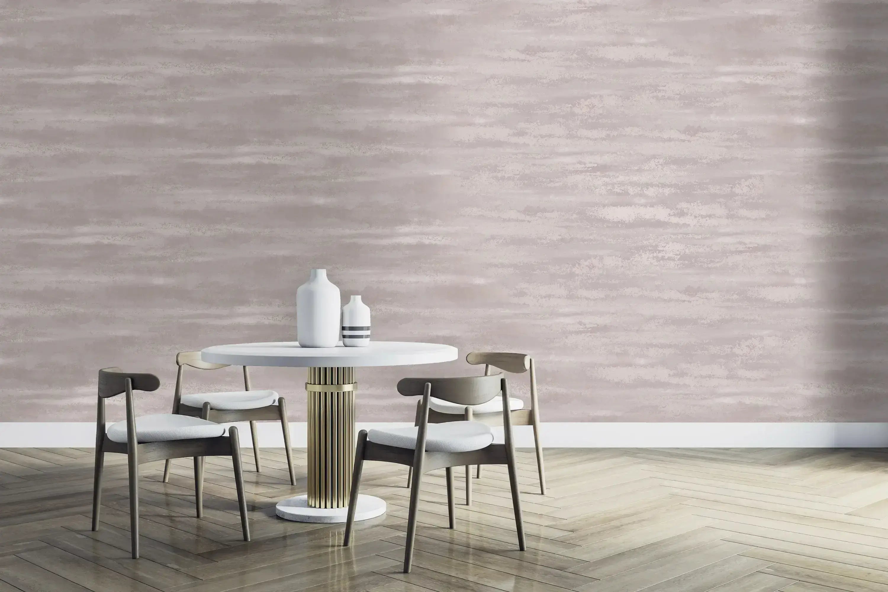 Moderne interiør med Niebla - Heather tapet i baggrunden, der viser det elegante design fra Nicetapet.dk.