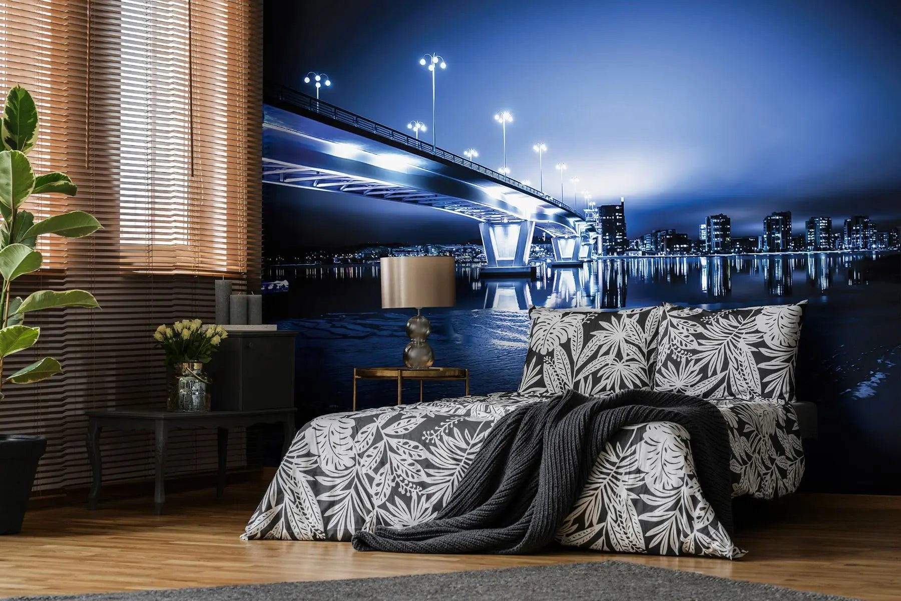 Billede 4 af Fototapet - Oplyst bro over vand om natten med bysilhuet