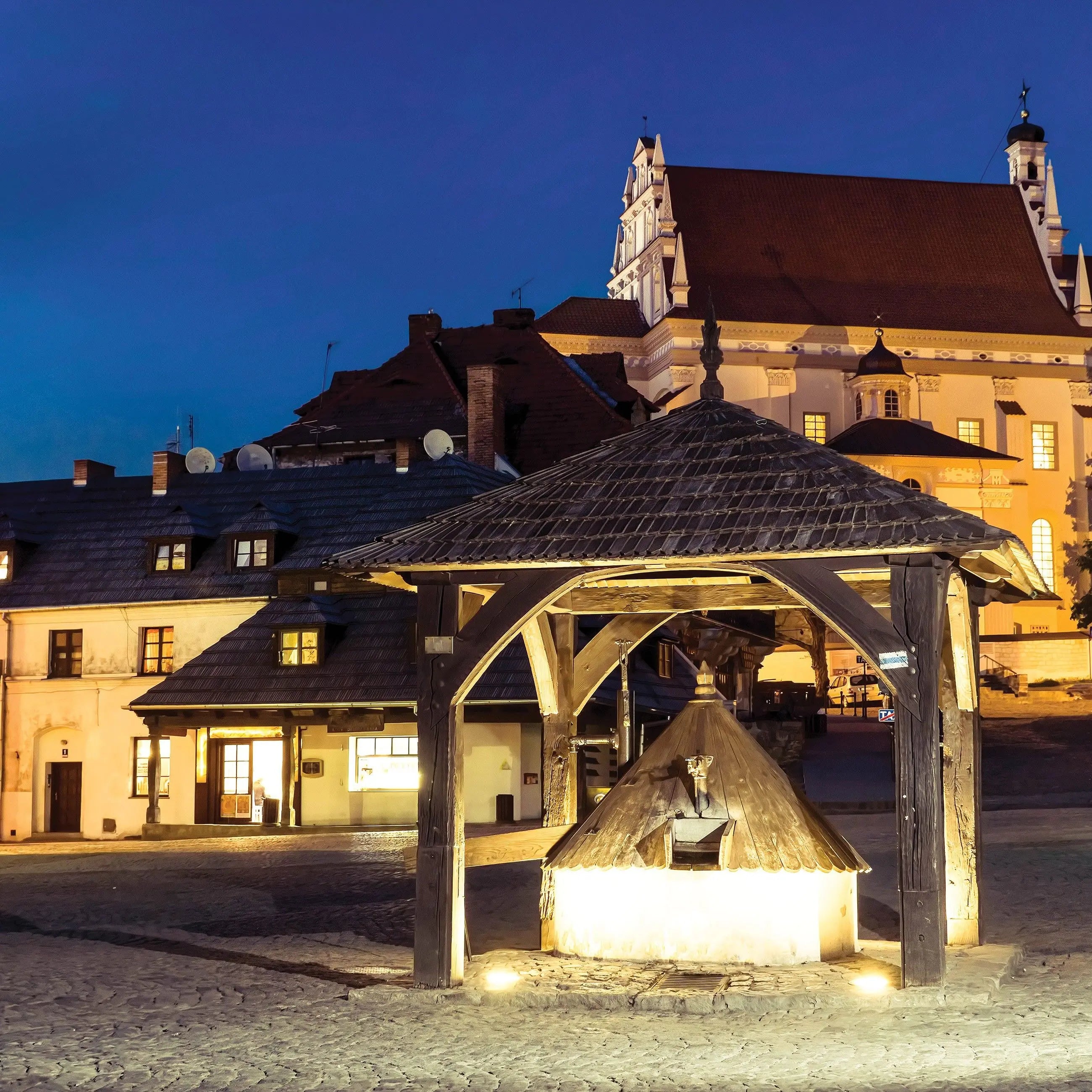 Billede 7 af Fototapet - Oplyst brønd på brostensbelagt torv med historiske bygninger