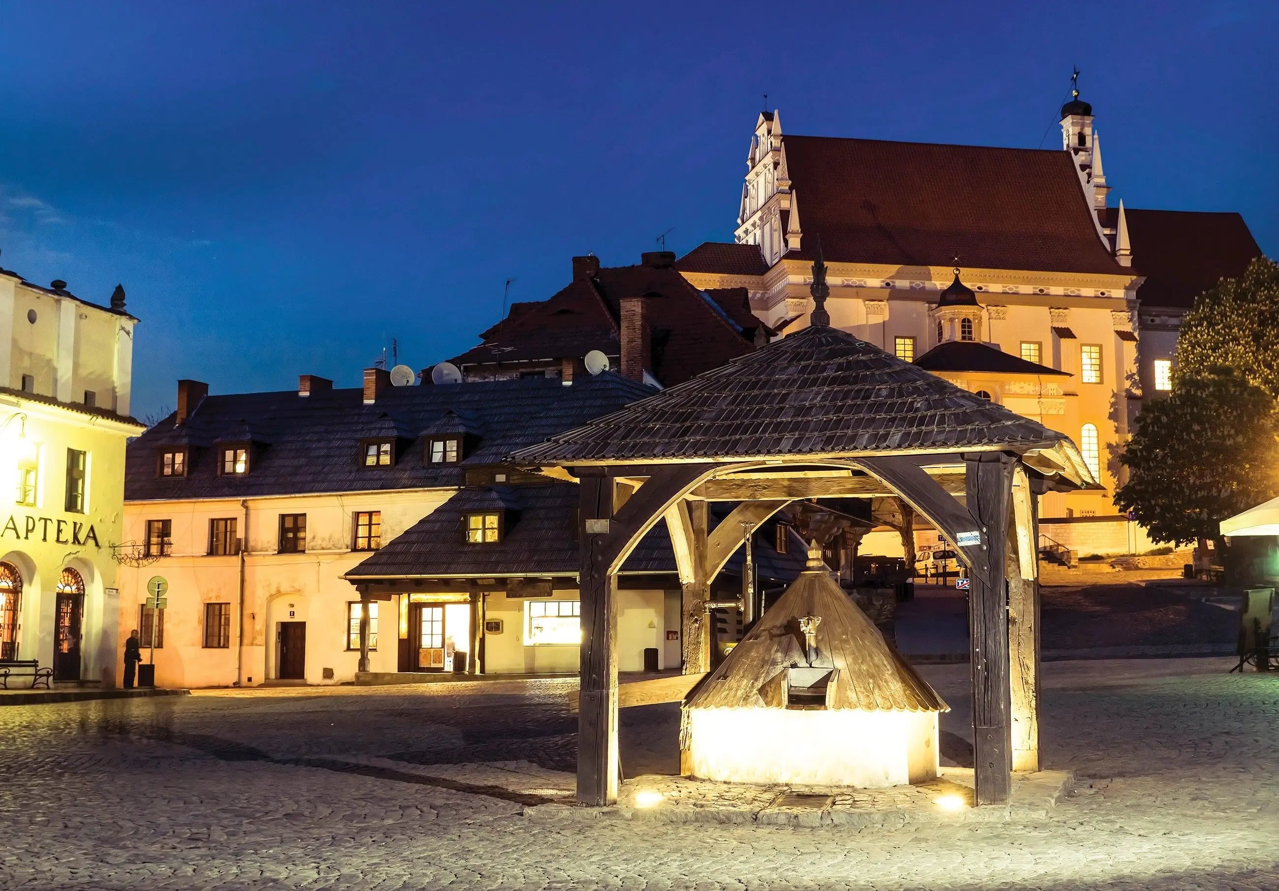 Billede 8 af Fototapet - Oplyst brønd på brostensbelagt torv med historiske bygninger