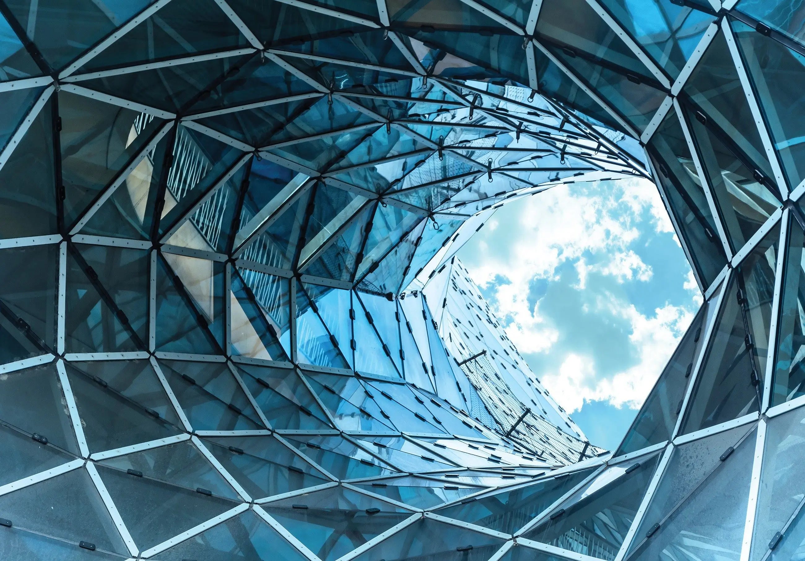Billede 2 af Fototapet - Oval glasstruktur med udsigt til himlen