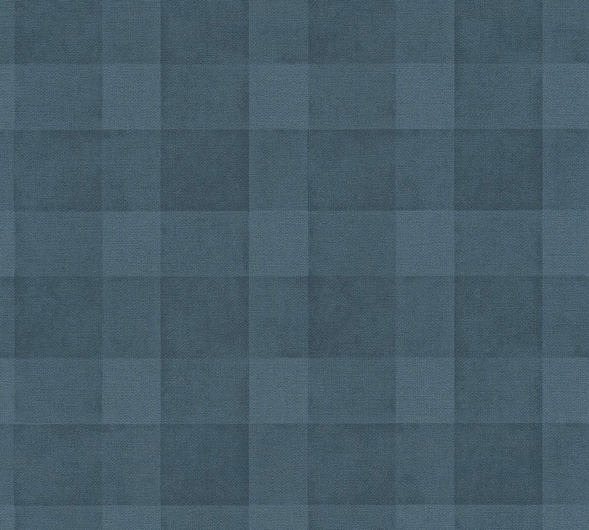 Detaljeret billede af tapetmønsteret Plaid Harmony - Ocean Blue med et rustikt ternet design i blå nuancer.