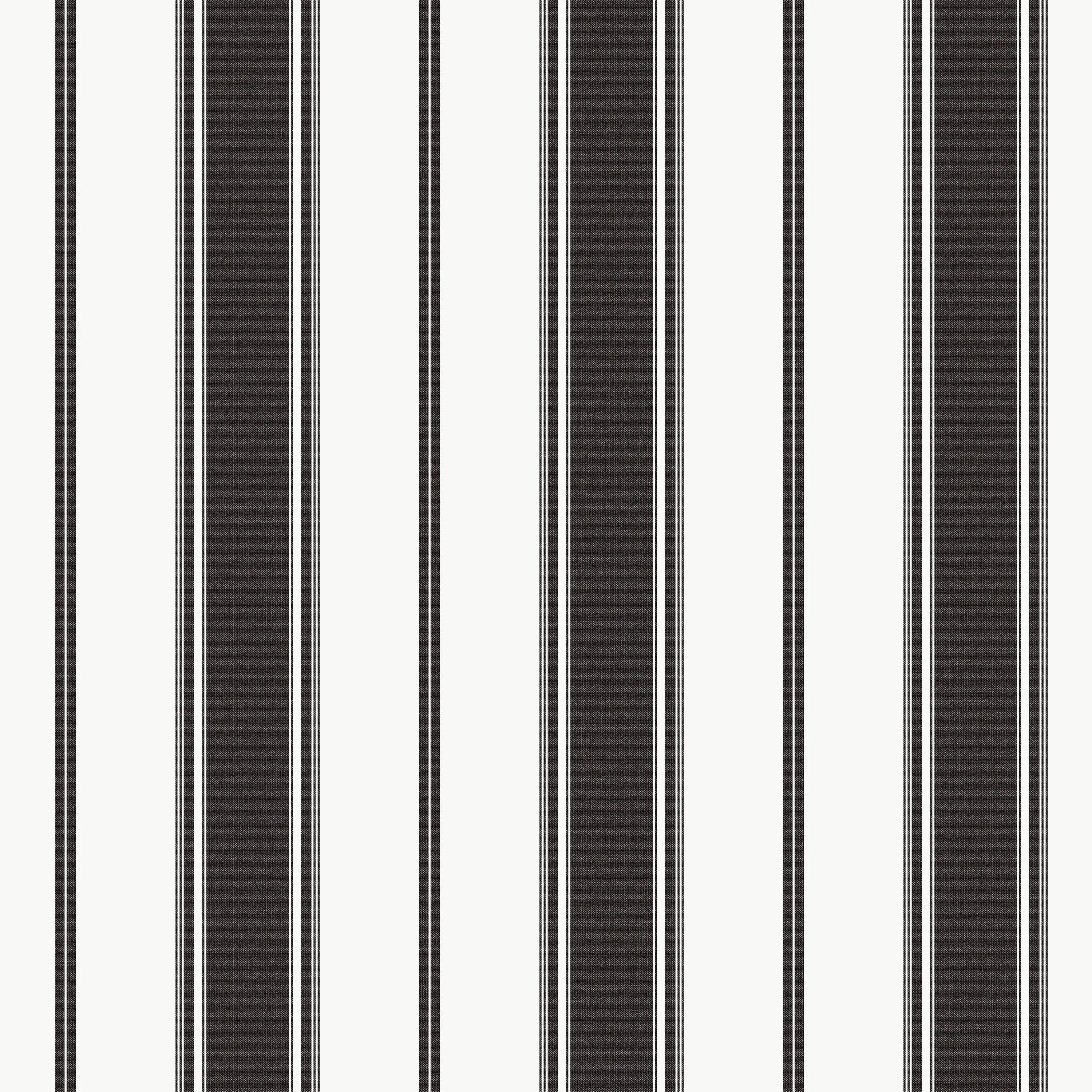 Refined Lines - Onyx tapet viser et elegant design med lodrette sorte og hvide striber, som skaber et sofistikeret look.