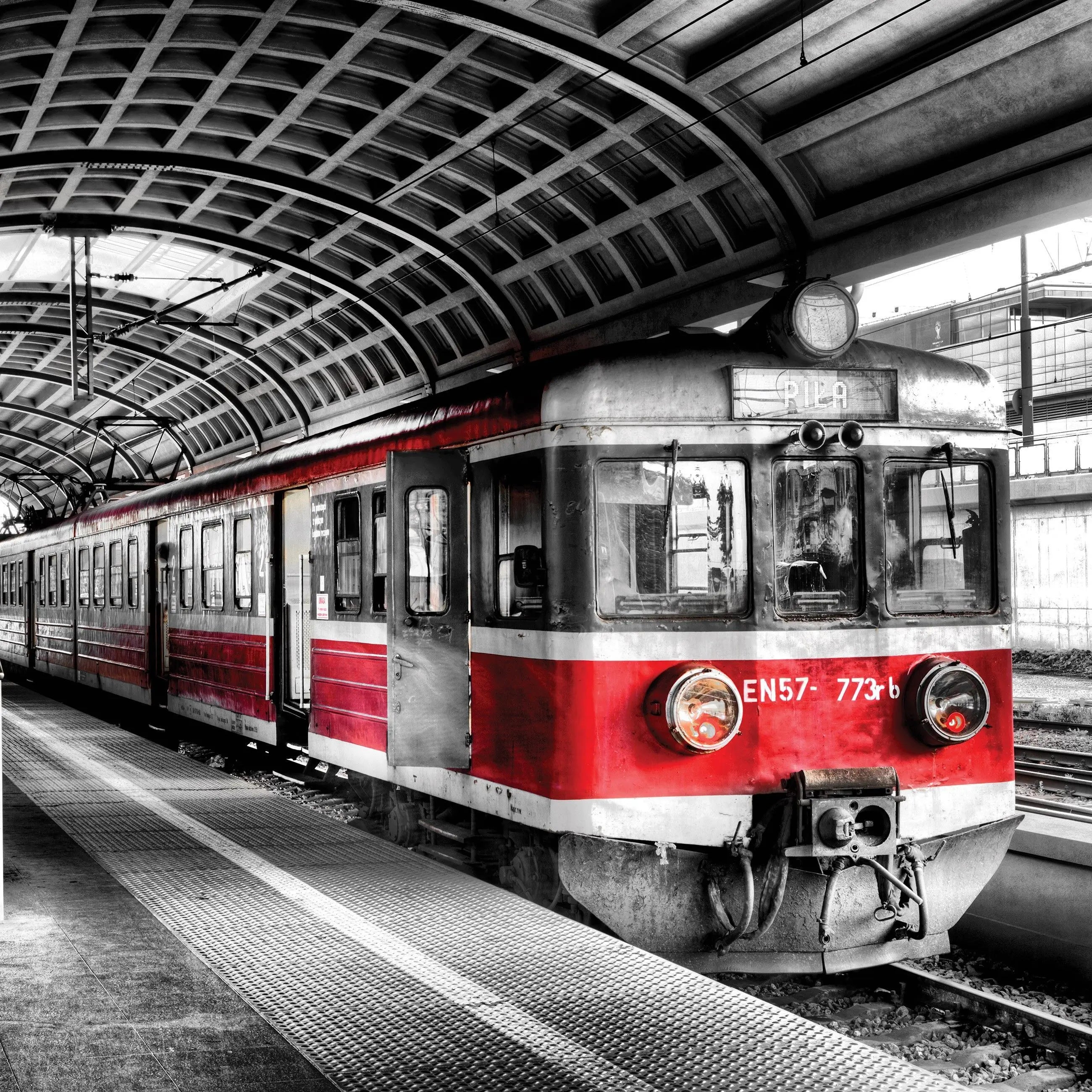 Billede 8 af Fototapet - Rødt tog på station med buet tag