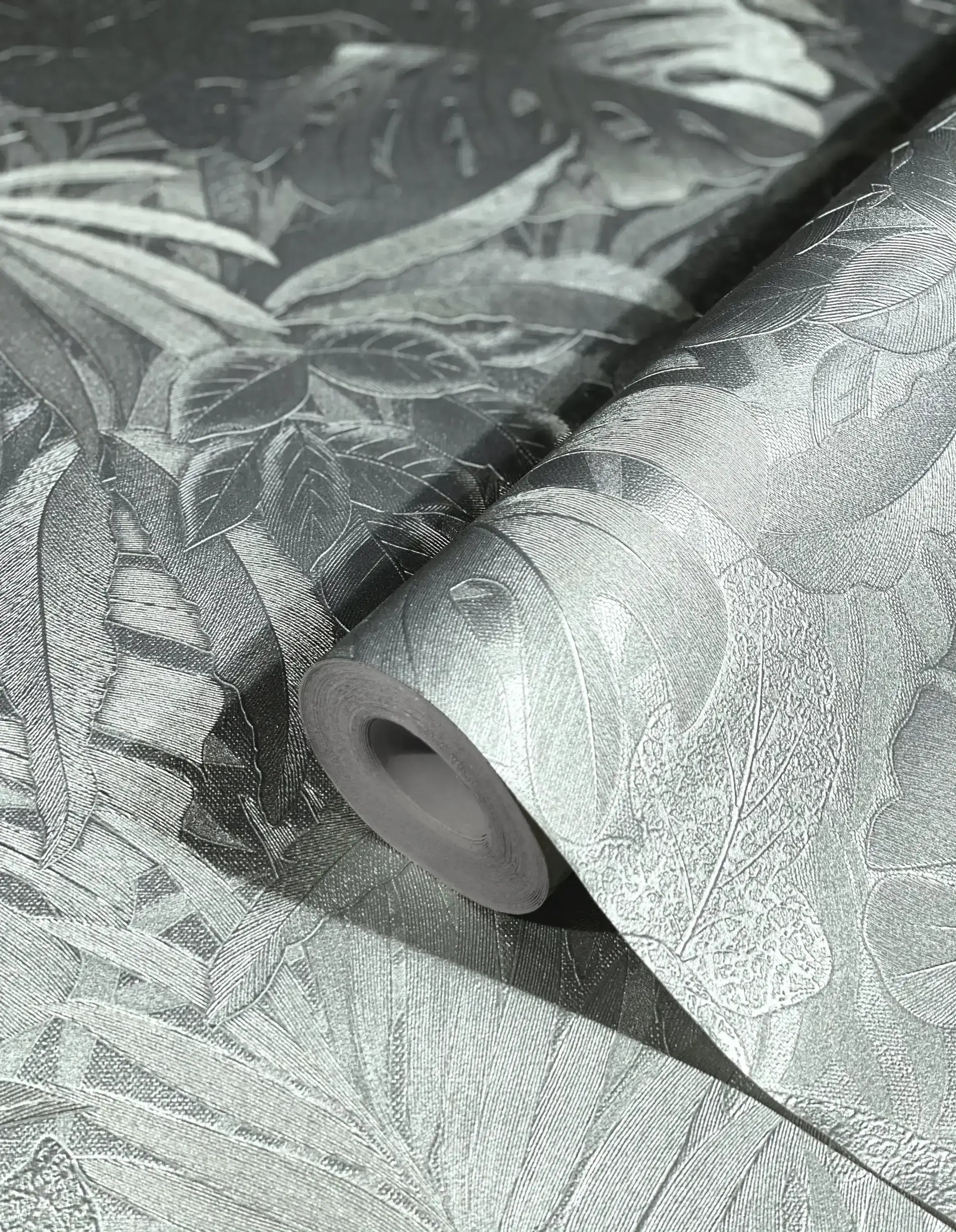 Billede af en tapetrulle med Botanic Canopy - Mist design, der fremhæver det botaniske mønster i afdæmpede grånuancer.