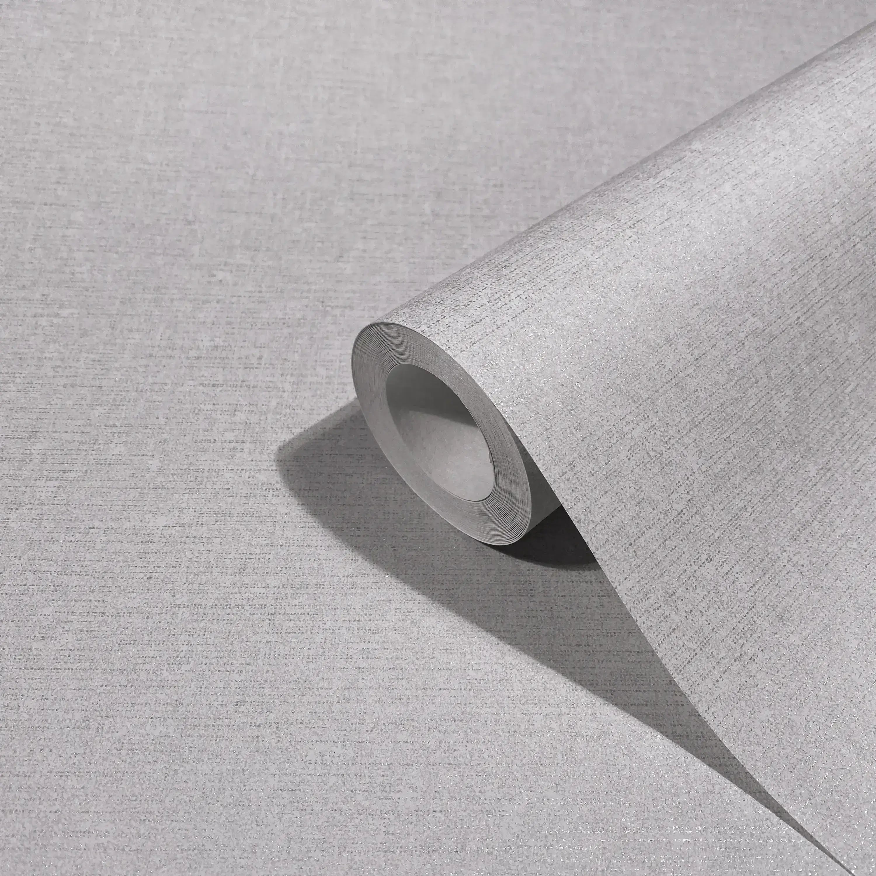 Rulle af Habitat Weave - Cloud tapet, der viser den elegante vævede tekstur og lysegrå farvetone.