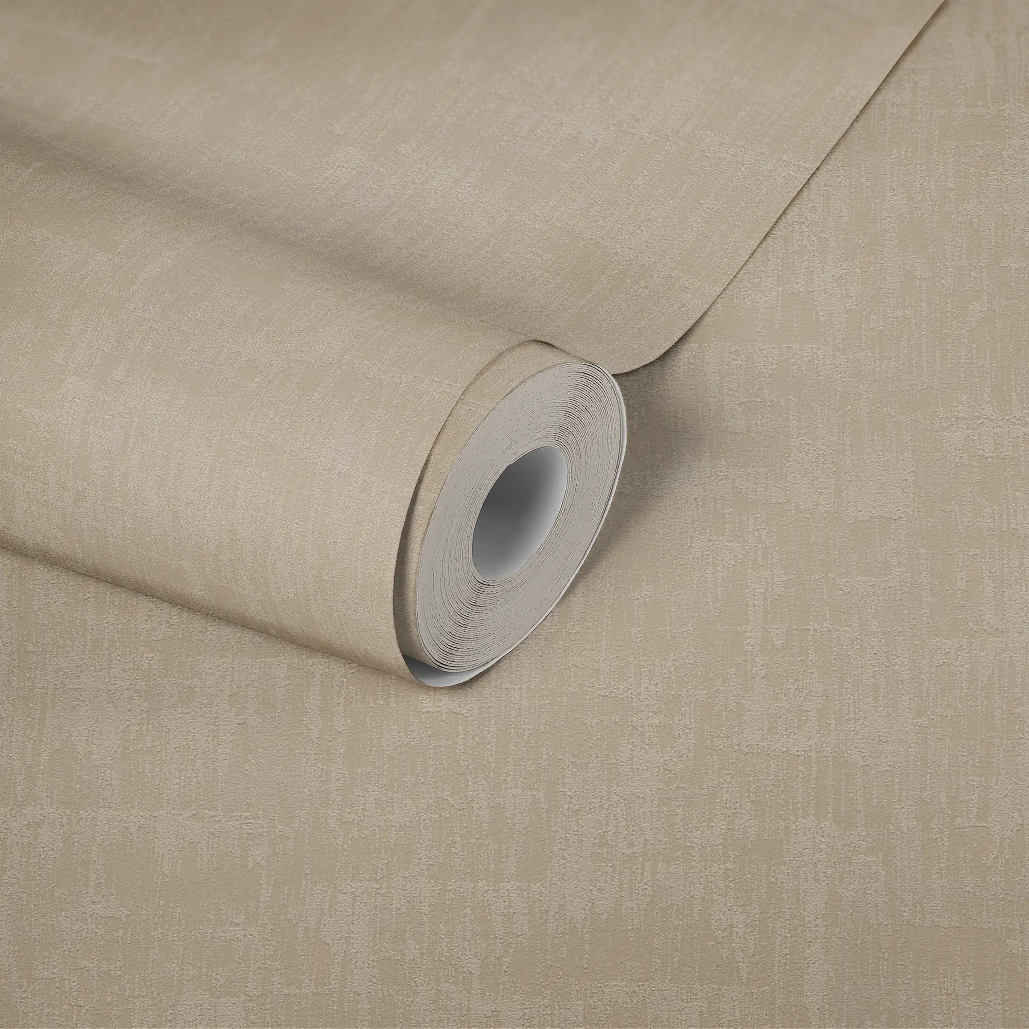 En rulle af Textured Elegance - Sandstone tapet, der viser den detaljerede struktur og kvaliteten af materialet, tilgængelig på Nicetapet.dk