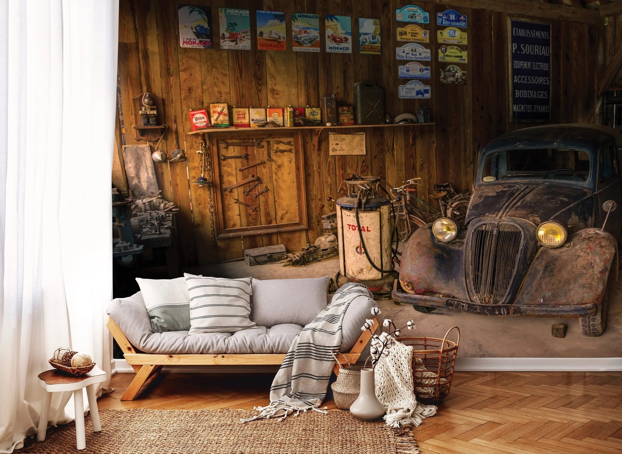 Billede 3 af Fototapet - Rustik garage med gammel sort bil og retro reklameskilte