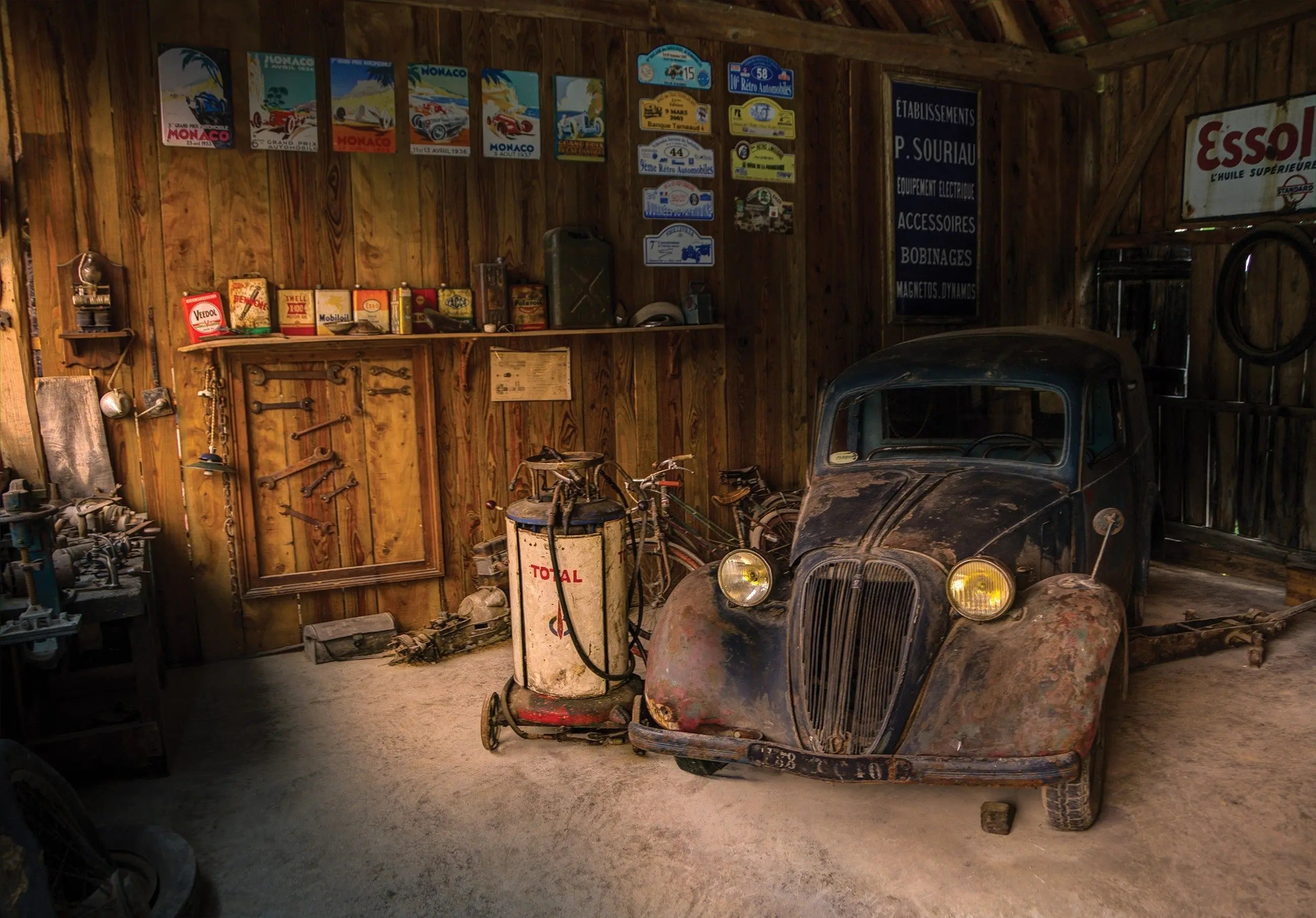 Billede 6 af Fototapet - Rustik garage med gammel sort bil og retro reklameskilte