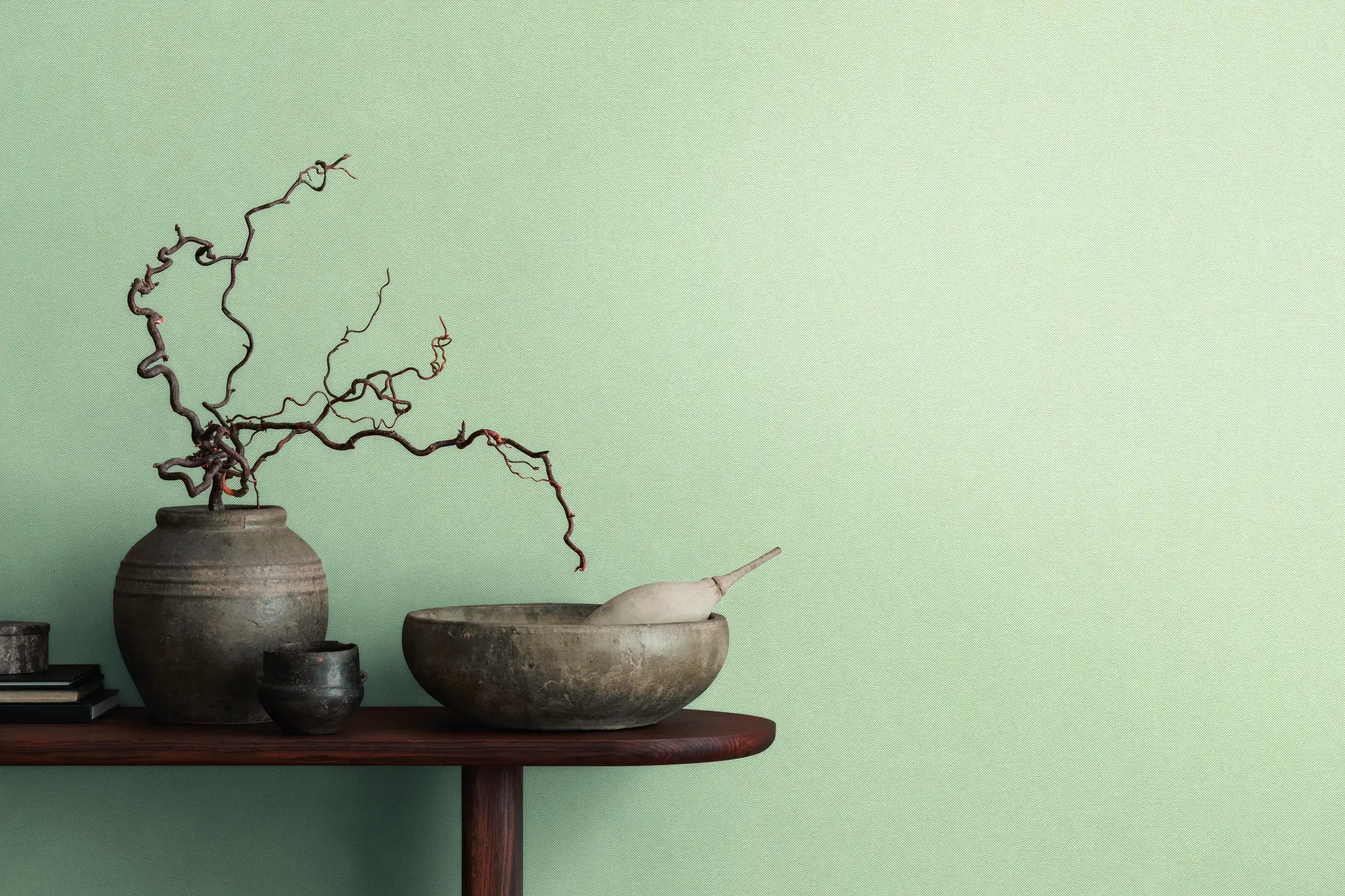 Serene Elegance - Mint tapet bag en elegant opstilling af keramikskåle og tørre grene på et træbord.