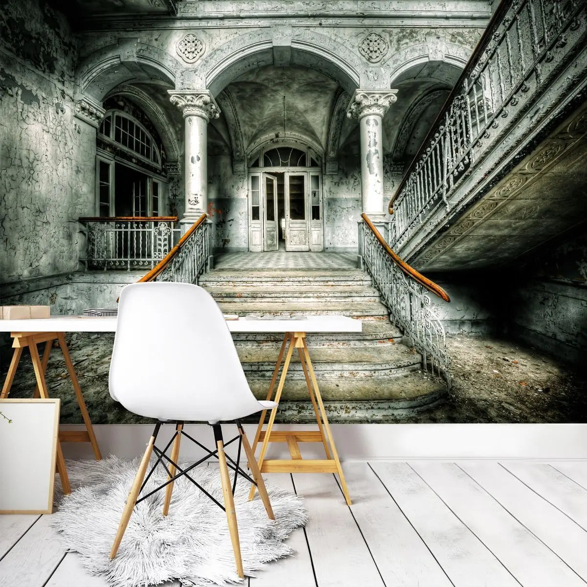 Billede 3 af Fototapet - Slidt hvid trappeopgang i forladt bygning med søjler