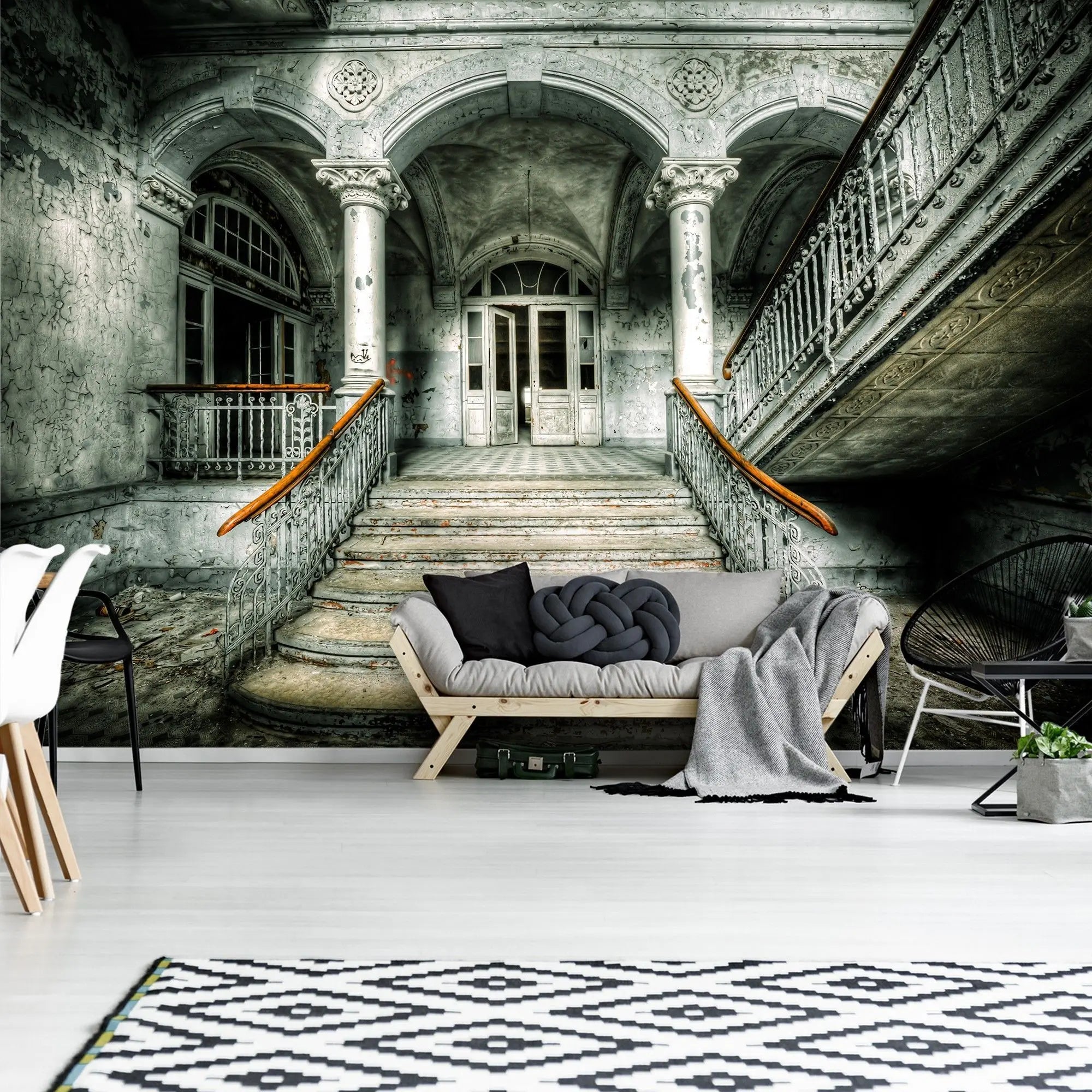 Billede 6 af Fototapet - Slidt hvid trappeopgang i forladt bygning med søjler