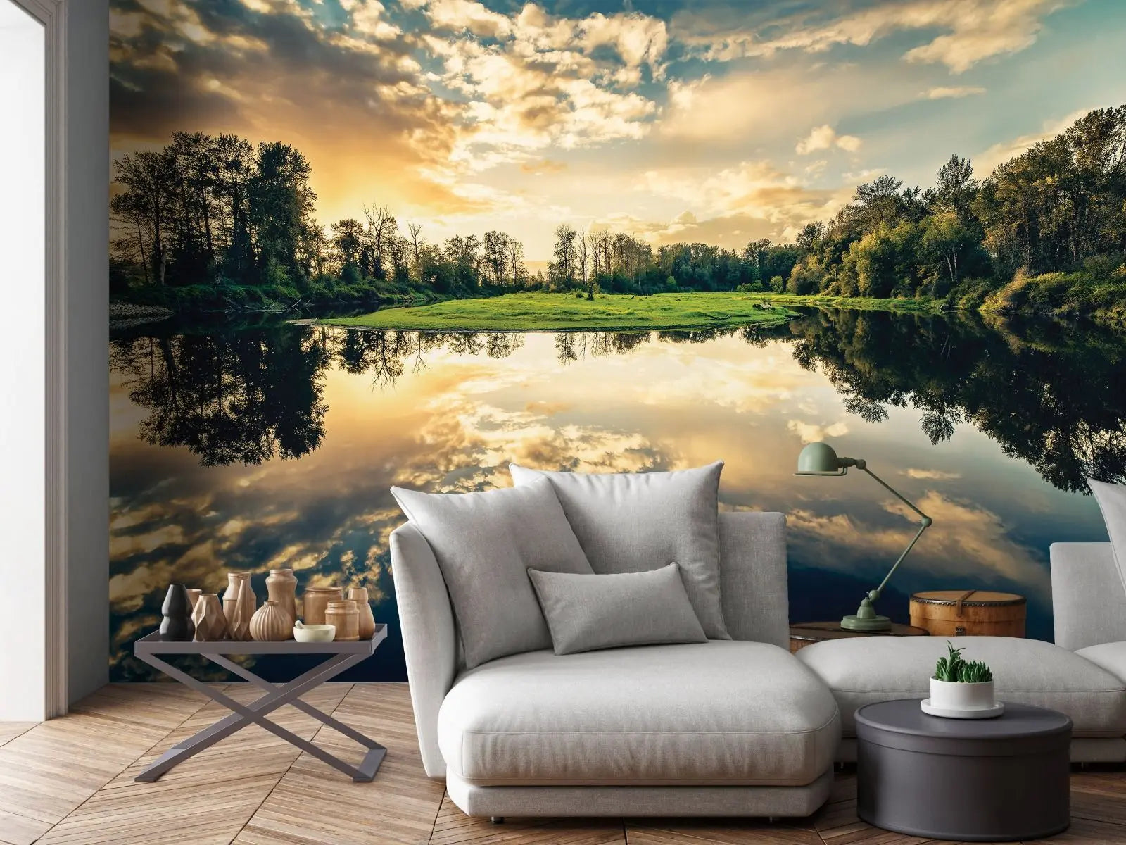 Billede 3 af Fototapet - Solnedgang over stille sø med trækroner og skyer