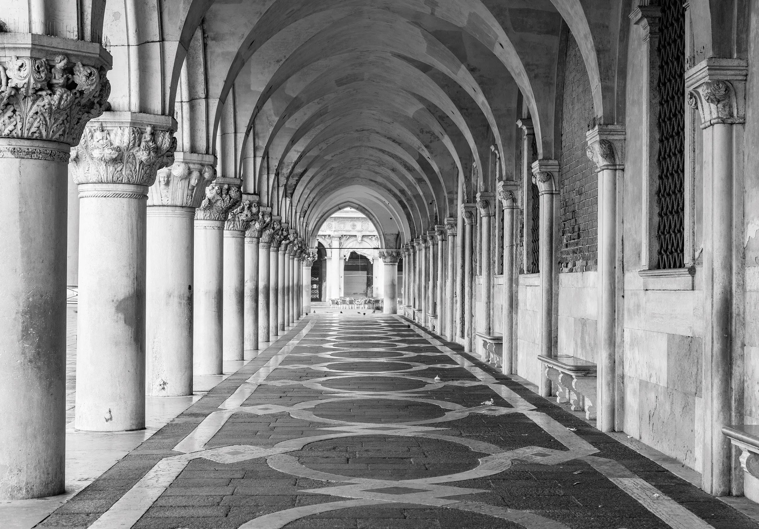 Billede 2 af Fototapet - Sort-hvid buegang ved Dogepaladset i Venedig