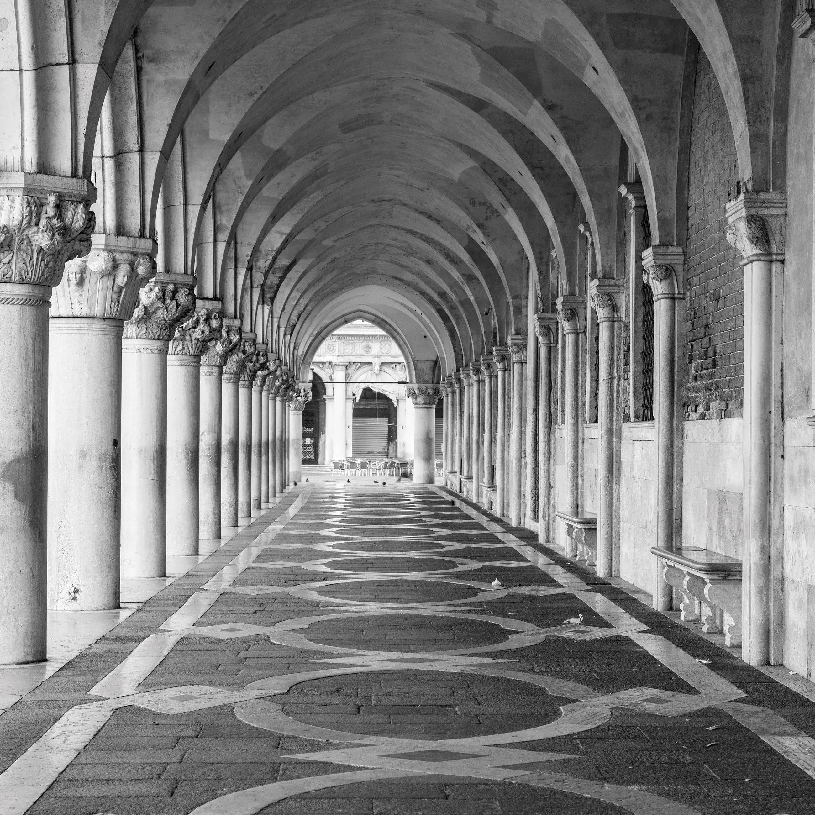 Billede 7 af Fototapet - Sort-hvid buegang ved Dogepaladset i Venedig