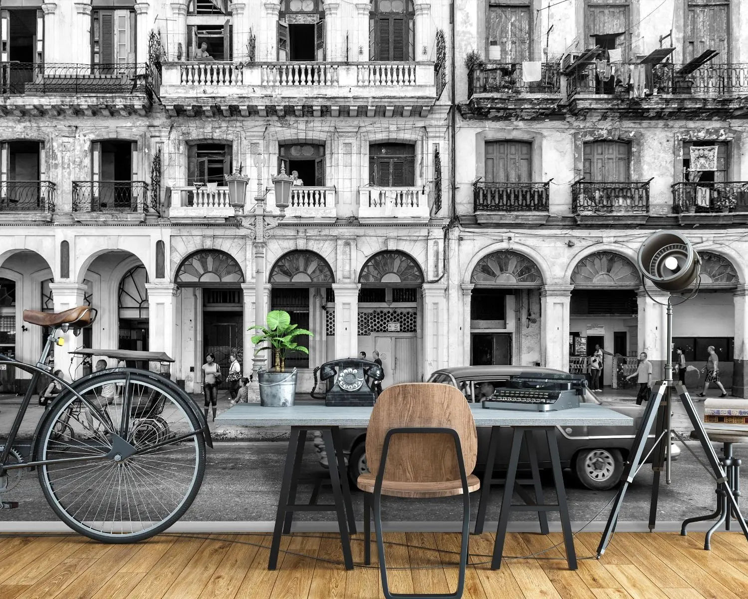Billede 2 af Fototapet - Sort-hvid gadebillede med veteranbil og cykeltaxa i Havana