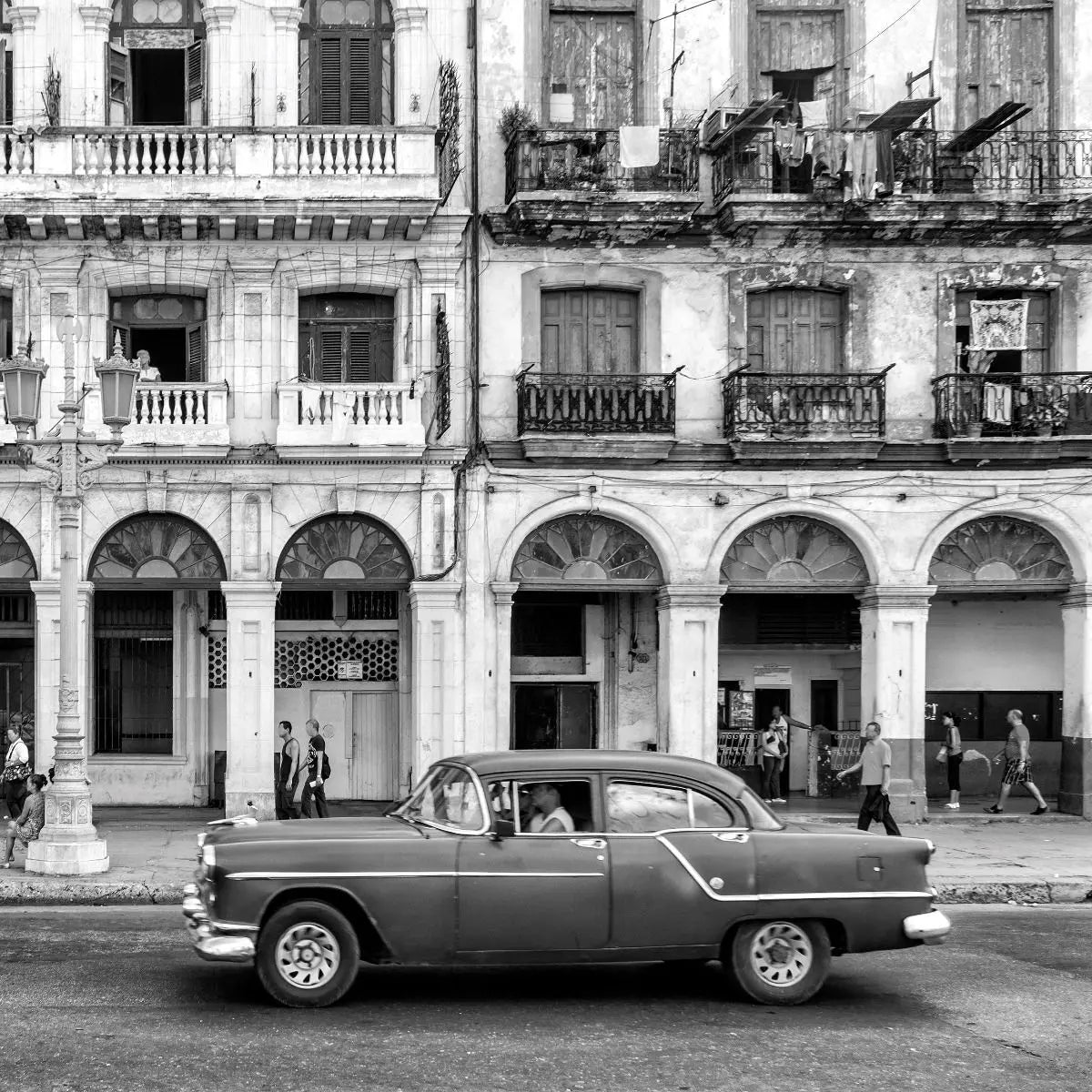 Billede 6 af Fototapet - Sort-hvid gadebillede med veteranbil og cykeltaxa i Havana