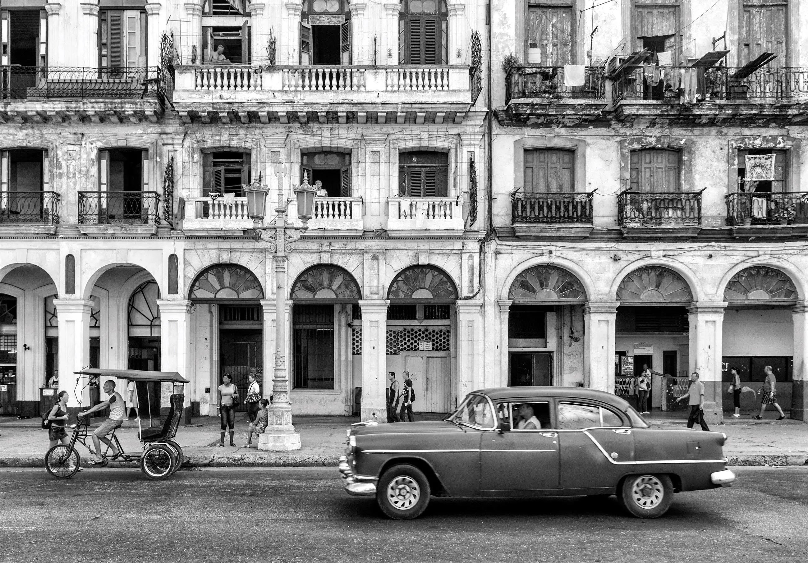 Billede 8 af Fototapet - Sort-hvid gadebillede med veteranbil og cykeltaxa i Havana