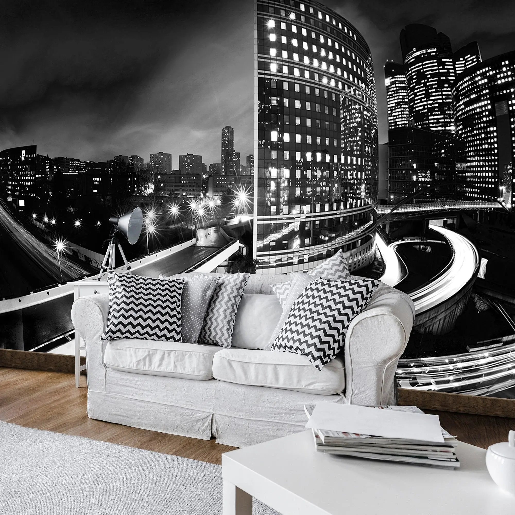 Billede 5 af Fototapet - Sort-hvidt bylandskab med lysende bygninger og motorvej
